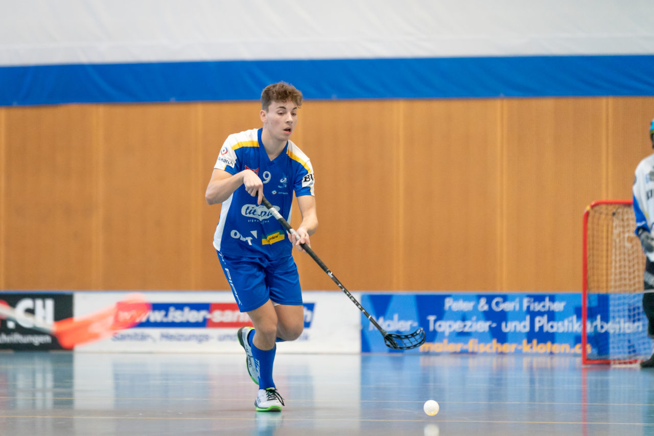 Ruebisbach (Kloten), 24.03.2019, Unihockey Junioren U18 B Auf-/Abstiegsspiele Spiel 1, Kloten-Dietlikon Jets - UHC Thun, Loris Alberini (Nr. 9, Kloten-Dietlikon Jets) spielt einen Ball

(Claudio Schwarz, unihockey-fotos.ch)

Copyright: Claudio Schwarz, unihockey-fotos.ch – Dieses Bild wurde durch swiss unihockey lizenziert und darf ausschliesslich auf den Online-Kanälen von swiss unihockey verwendet werden. Die redaktionelle oder kommerzielle Nutzung durch Dritte (Medien, Vereine, Unternehmen oder Privatpersonen) per Download von diesem flickr-Account ist ausgeschlossen. Das Bild kann bei Interesse via unihockey-fotos.ch kostenpflichtig lizenziert werden. unihockey-fotos.ch behält sich vor, fehlbaren Medien, Vereinen, Unternehmen oder Privatpersonen Bilder mit einem Zuschlag in Rechnung zu stellen.