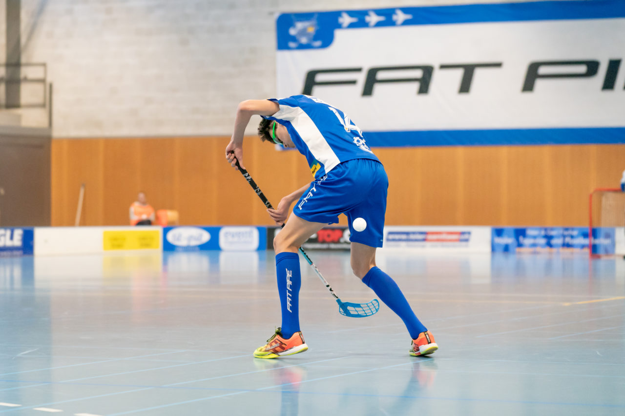 Ruebisbach (Kloten), 24.03.2019, Unihockey Junioren U18 B Auf-/Abstiegsspiele Spiel 1, Kloten-Dietlikon Jets - UHC Thun, Rodrigo Hitz (Nr. 14, Kloten-Dietlikon Jets) verspringt der Ball

(Claudio Schwarz, unihockey-fotos.ch)

Copyright: Claudio Schwarz, unihockey-fotos.ch – Dieses Bild wurde durch swiss unihockey lizenziert und darf ausschliesslich auf den Online-Kanälen von swiss unihockey verwendet werden. Die redaktionelle oder kommerzielle Nutzung durch Dritte (Medien, Vereine, Unternehmen oder Privatpersonen) per Download von diesem flickr-Account ist ausgeschlossen. Das Bild kann bei Interesse via unihockey-fotos.ch kostenpflichtig lizenziert werden. unihockey-fotos.ch behält sich vor, fehlbaren Medien, Vereinen, Unternehmen oder Privatpersonen Bilder mit einem Zuschlag in Rechnung zu stellen.
