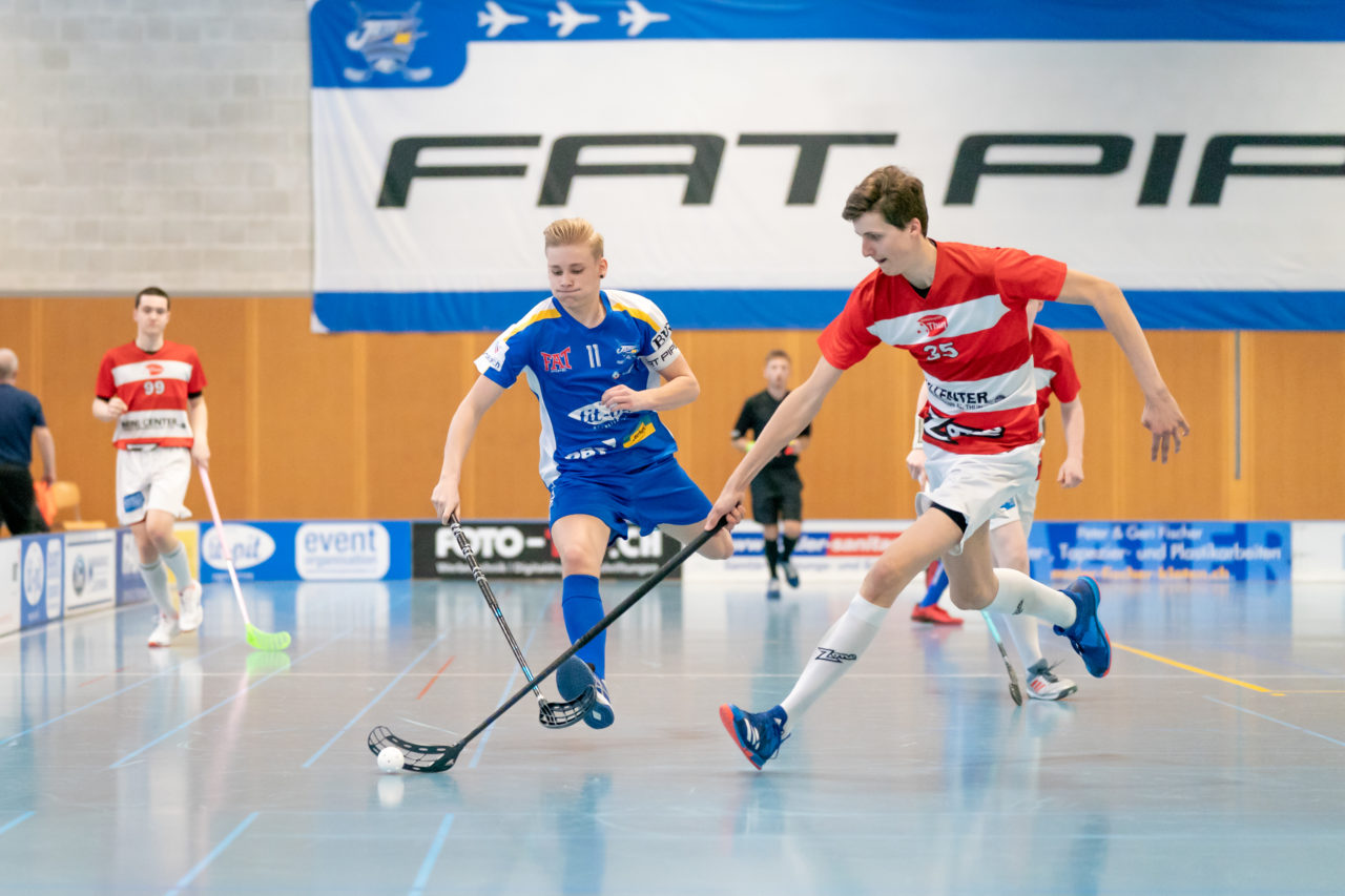 Ruebisbach (Kloten), 24.03.2019, Unihockey Junioren U18 B Auf-/Abstiegsspiele Spiel 1, Kloten-Dietlikon Jets - UHC Thun, Yannick Jost (Nr. 35, UHC Thun) vor Nick Christen (Nr. 11, Kloten-Dietlikon Jets) am Ball

(Claudio Schwarz, unihockey-fotos.ch)

Copyright: Claudio Schwarz, unihockey-fotos.ch – Dieses Bild wurde durch swiss unihockey lizenziert und darf ausschliesslich auf den Online-Kanälen von swiss unihockey verwendet werden. Die redaktionelle oder kommerzielle Nutzung durch Dritte (Medien, Vereine, Unternehmen oder Privatpersonen) per Download von diesem flickr-Account ist ausgeschlossen. Das Bild kann bei Interesse via unihockey-fotos.ch kostenpflichtig lizenziert werden. unihockey-fotos.ch behält sich vor, fehlbaren Medien, Vereinen, Unternehmen oder Privatpersonen Bilder mit einem Zuschlag in Rechnung zu stellen.