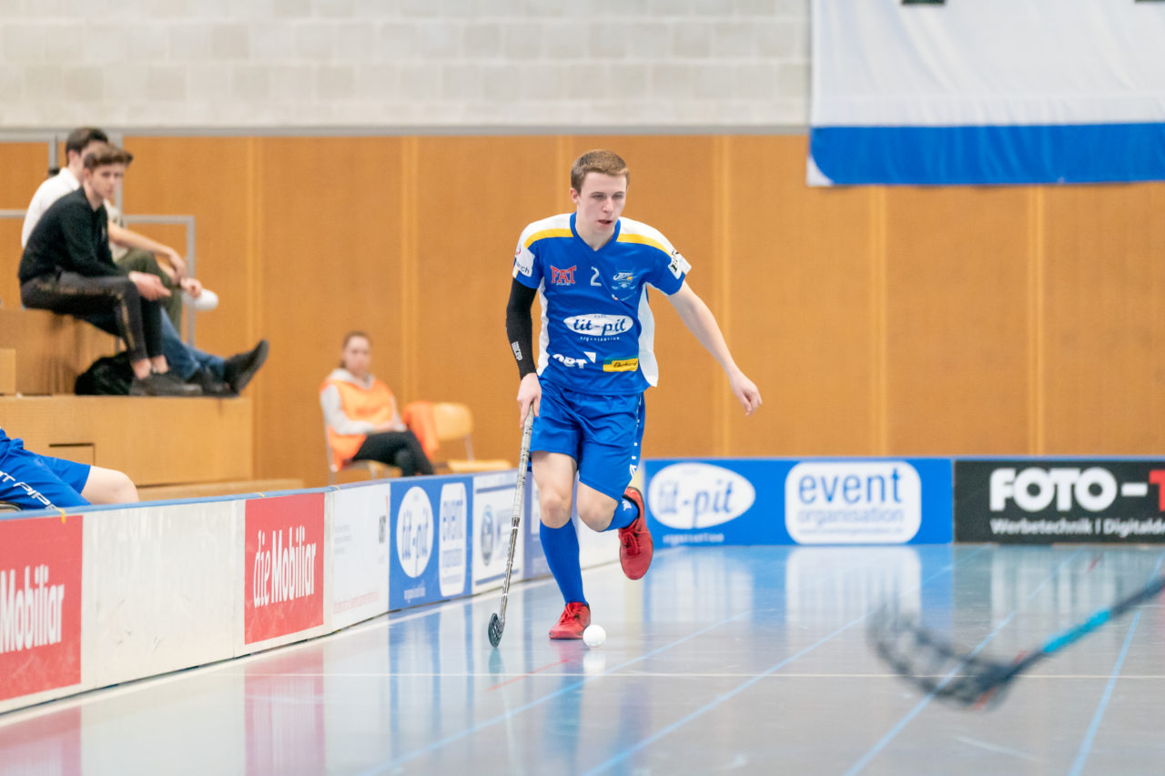 Ruebisbach (Kloten), 24.03.2019, Unihockey Junioren U18 B Auf-/Abstiegsspiele Spiel 1, Kloten-Dietlikon Jets - UHC Thun, Simon Sutter (Nr. 2, Kloten-Dietlikon Jets) am Ball

(Claudio Schwarz, unihockey-fotos.ch)

Copyright: Claudio Schwarz, unihockey-fotos.ch – Dieses Bild wurde durch swiss unihockey lizenziert und darf ausschliesslich auf den Online-Kanälen von swiss unihockey verwendet werden. Die redaktionelle oder kommerzielle Nutzung durch Dritte (Medien, Vereine, Unternehmen oder Privatpersonen) per Download von diesem flickr-Account ist ausgeschlossen. Das Bild kann bei Interesse via unihockey-fotos.ch kostenpflichtig lizenziert werden. unihockey-fotos.ch behält sich vor, fehlbaren Medien, Vereinen, Unternehmen oder Privatpersonen Bilder mit einem Zuschlag in Rechnung zu stellen.