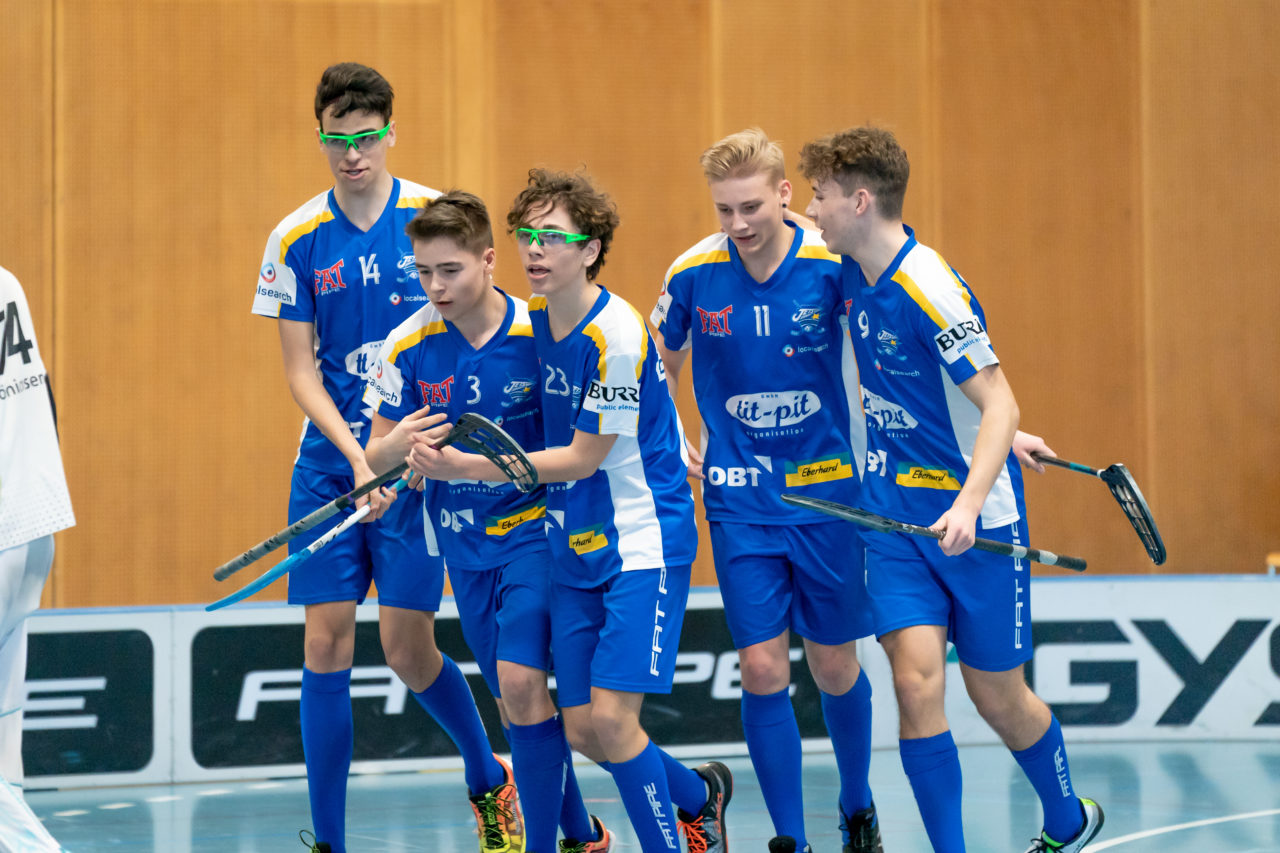 Ruebisbach (Kloten), 24.03.2019, Unihockey Junioren U18 B Auf-/Abstiegsspiele Spiel 1, Kloten-Dietlikon Jets - UHC Thun, Jets Torjubel zum 2:6

(Claudio Schwarz, unihockey-fotos.ch)

Copyright: Claudio Schwarz, unihockey-fotos.ch – Dieses Bild wurde durch swiss unihockey lizenziert und darf ausschliesslich auf den Online-Kanälen von swiss unihockey verwendet werden. Die redaktionelle oder kommerzielle Nutzung durch Dritte (Medien, Vereine, Unternehmen oder Privatpersonen) per Download von diesem flickr-Account ist ausgeschlossen. Das Bild kann bei Interesse via unihockey-fotos.ch kostenpflichtig lizenziert werden. unihockey-fotos.ch behält sich vor, fehlbaren Medien, Vereinen, Unternehmen oder Privatpersonen Bilder mit einem Zuschlag in Rechnung zu stellen.