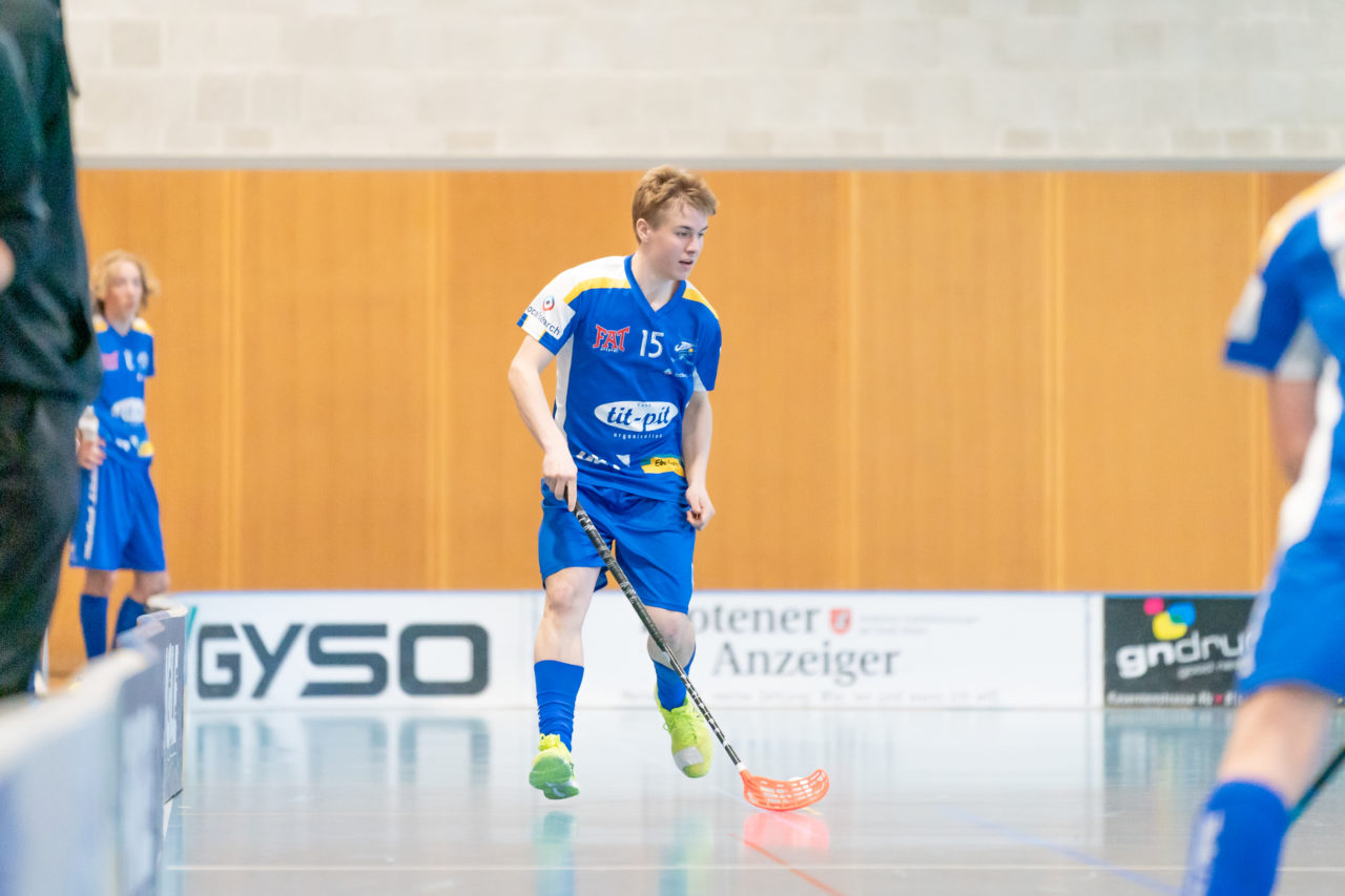 Ruebisbach (Kloten), 24.03.2019, Unihockey Junioren U18 B Auf-/Abstiegsspiele Spiel 1, Kloten-Dietlikon Jets - UHC Thun, Guy Häring (Nr. 15, Kloten-Dietlikon Jets) am Ball

(Claudio Schwarz, unihockey-fotos.ch)

Copyright: Claudio Schwarz, unihockey-fotos.ch – Dieses Bild wurde durch swiss unihockey lizenziert und darf ausschliesslich auf den Online-Kanälen von swiss unihockey verwendet werden. Die redaktionelle oder kommerzielle Nutzung durch Dritte (Medien, Vereine, Unternehmen oder Privatpersonen) per Download von diesem flickr-Account ist ausgeschlossen. Das Bild kann bei Interesse via unihockey-fotos.ch kostenpflichtig lizenziert werden. unihockey-fotos.ch behält sich vor, fehlbaren Medien, Vereinen, Unternehmen oder Privatpersonen Bilder mit einem Zuschlag in Rechnung zu stellen.