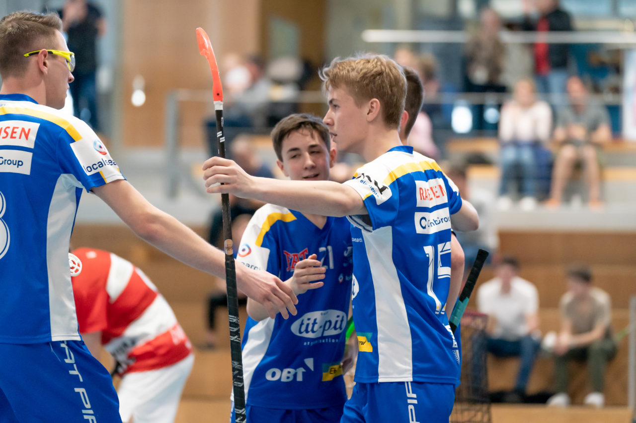 Ruebisbach (Kloten), 24.03.2019, Unihockey Junioren U18 B Auf-/Abstiegsspiele Spiel 1, Kloten-Dietlikon Jets - UHC Thun, Torjubel Jets

(Claudio Schwarz, unihockey-fotos.ch)

Copyright: Claudio Schwarz, unihockey-fotos.ch – Dieses Bild wurde durch swiss unihockey lizenziert und darf ausschliesslich auf den Online-Kanälen von swiss unihockey verwendet werden. Die redaktionelle oder kommerzielle Nutzung durch Dritte (Medien, Vereine, Unternehmen oder Privatpersonen) per Download von diesem flickr-Account ist ausgeschlossen. Das Bild kann bei Interesse via unihockey-fotos.ch kostenpflichtig lizenziert werden. unihockey-fotos.ch behält sich vor, fehlbaren Medien, Vereinen, Unternehmen oder Privatpersonen Bilder mit einem Zuschlag in Rechnung zu stellen.