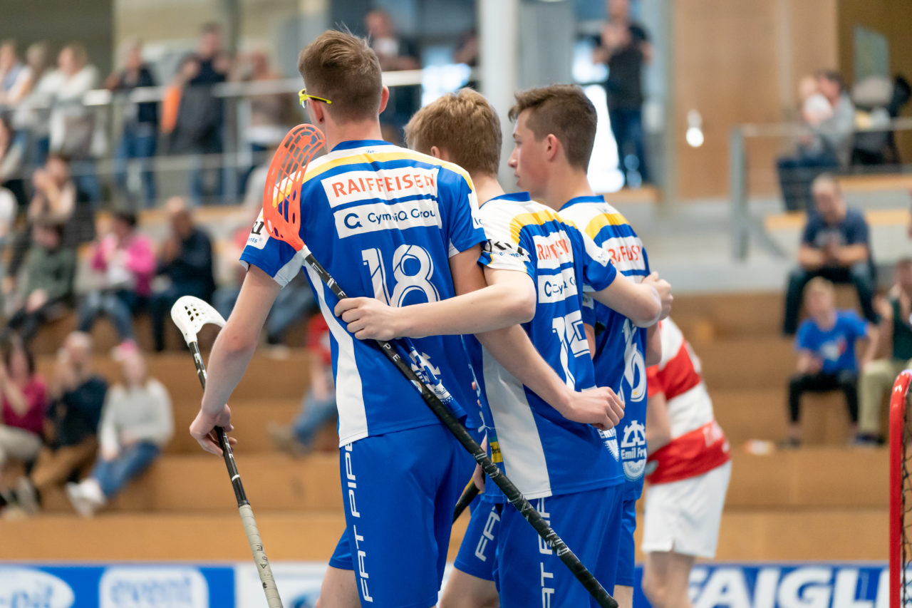 Ruebisbach (Kloten), 24.03.2019, Unihockey Junioren U18 B Auf-/Abstiegsspiele Spiel 1, Kloten-Dietlikon Jets - UHC Thun, Torjubel Jets

(Claudio Schwarz, unihockey-fotos.ch)

Copyright: Claudio Schwarz, unihockey-fotos.ch – Dieses Bild wurde durch swiss unihockey lizenziert und darf ausschliesslich auf den Online-Kanälen von swiss unihockey verwendet werden. Die redaktionelle oder kommerzielle Nutzung durch Dritte (Medien, Vereine, Unternehmen oder Privatpersonen) per Download von diesem flickr-Account ist ausgeschlossen. Das Bild kann bei Interesse via unihockey-fotos.ch kostenpflichtig lizenziert werden. unihockey-fotos.ch behält sich vor, fehlbaren Medien, Vereinen, Unternehmen oder Privatpersonen Bilder mit einem Zuschlag in Rechnung zu stellen.