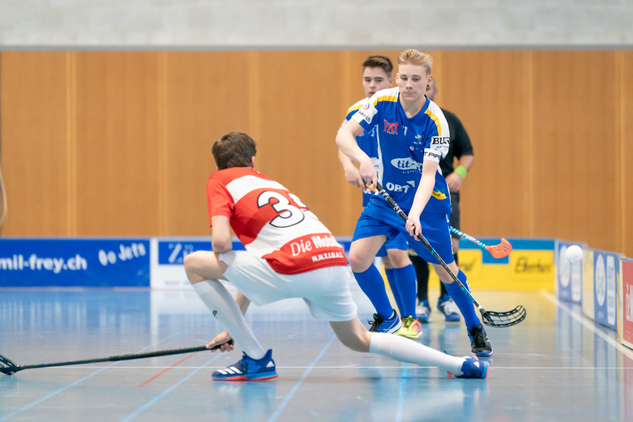 Ruebisbach (Kloten), 24.03.2019, Unihockey Junioren U18 B Auf-/Abstiegsspiele Spiel 1, Kloten-Dietlikon Jets - UHC Thun, Nick Christen (Nr. 11, Kloten-Dietlikon Jets) spielt einen Pass

(Claudio Schwarz, unihockey-fotos.ch)

Copyright: Claudio Schwarz, unihockey-fotos.ch – Dieses Bild wurde durch swiss unihockey lizenziert und darf ausschliesslich auf den Online-Kanälen von swiss unihockey verwendet werden. Die redaktionelle oder kommerzielle Nutzung durch Dritte (Medien, Vereine, Unternehmen oder Privatpersonen) per Download von diesem flickr-Account ist ausgeschlossen. Das Bild kann bei Interesse via unihockey-fotos.ch kostenpflichtig lizenziert werden. unihockey-fotos.ch behält sich vor, fehlbaren Medien, Vereinen, Unternehmen oder Privatpersonen Bilder mit einem Zuschlag in Rechnung zu stellen.