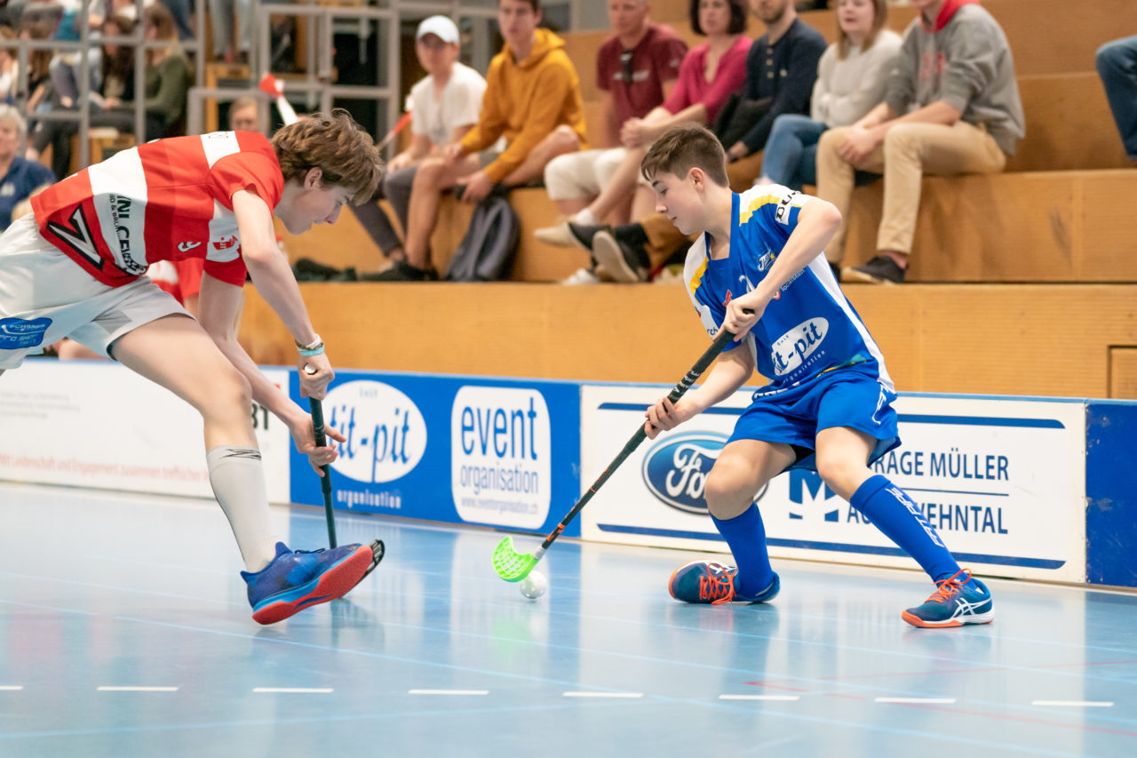 Ruebisbach (Kloten), 24.03.2019, Unihockey Junioren U18 B Auf-/Abstiegsspiele Spiel 1, Kloten-Dietlikon Jets - UHC Thun, Tim Zahner (Nr. 21, Kloten-Dietlikon Jets) am Ball

(Claudio Schwarz, unihockey-fotos.ch)

Copyright: Claudio Schwarz, unihockey-fotos.ch – Dieses Bild wurde durch swiss unihockey lizenziert und darf ausschliesslich auf den Online-Kanälen von swiss unihockey verwendet werden. Die redaktionelle oder kommerzielle Nutzung durch Dritte (Medien, Vereine, Unternehmen oder Privatpersonen) per Download von diesem flickr-Account ist ausgeschlossen. Das Bild kann bei Interesse via unihockey-fotos.ch kostenpflichtig lizenziert werden. unihockey-fotos.ch behält sich vor, fehlbaren Medien, Vereinen, Unternehmen oder Privatpersonen Bilder mit einem Zuschlag in Rechnung zu stellen.