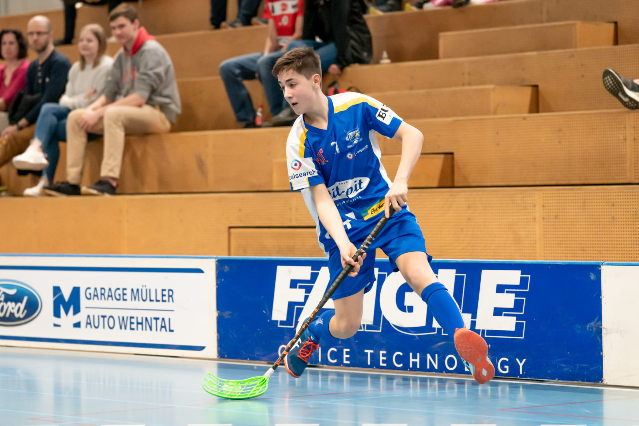 Ruebisbach (Kloten), 24.03.2019, Unihockey Junioren U18 B Auf-/Abstiegsspiele Spiel 1, Kloten-Dietlikon Jets - UHC Thun, Tim Zahner (Nr. 21, Kloten-Dietlikon Jets) am Ball

(Claudio Schwarz, unihockey-fotos.ch)

Copyright: Claudio Schwarz, unihockey-fotos.ch – Dieses Bild wurde durch swiss unihockey lizenziert und darf ausschliesslich auf den Online-Kanälen von swiss unihockey verwendet werden. Die redaktionelle oder kommerzielle Nutzung durch Dritte (Medien, Vereine, Unternehmen oder Privatpersonen) per Download von diesem flickr-Account ist ausgeschlossen. Das Bild kann bei Interesse via unihockey-fotos.ch kostenpflichtig lizenziert werden. unihockey-fotos.ch behält sich vor, fehlbaren Medien, Vereinen, Unternehmen oder Privatpersonen Bilder mit einem Zuschlag in Rechnung zu stellen.