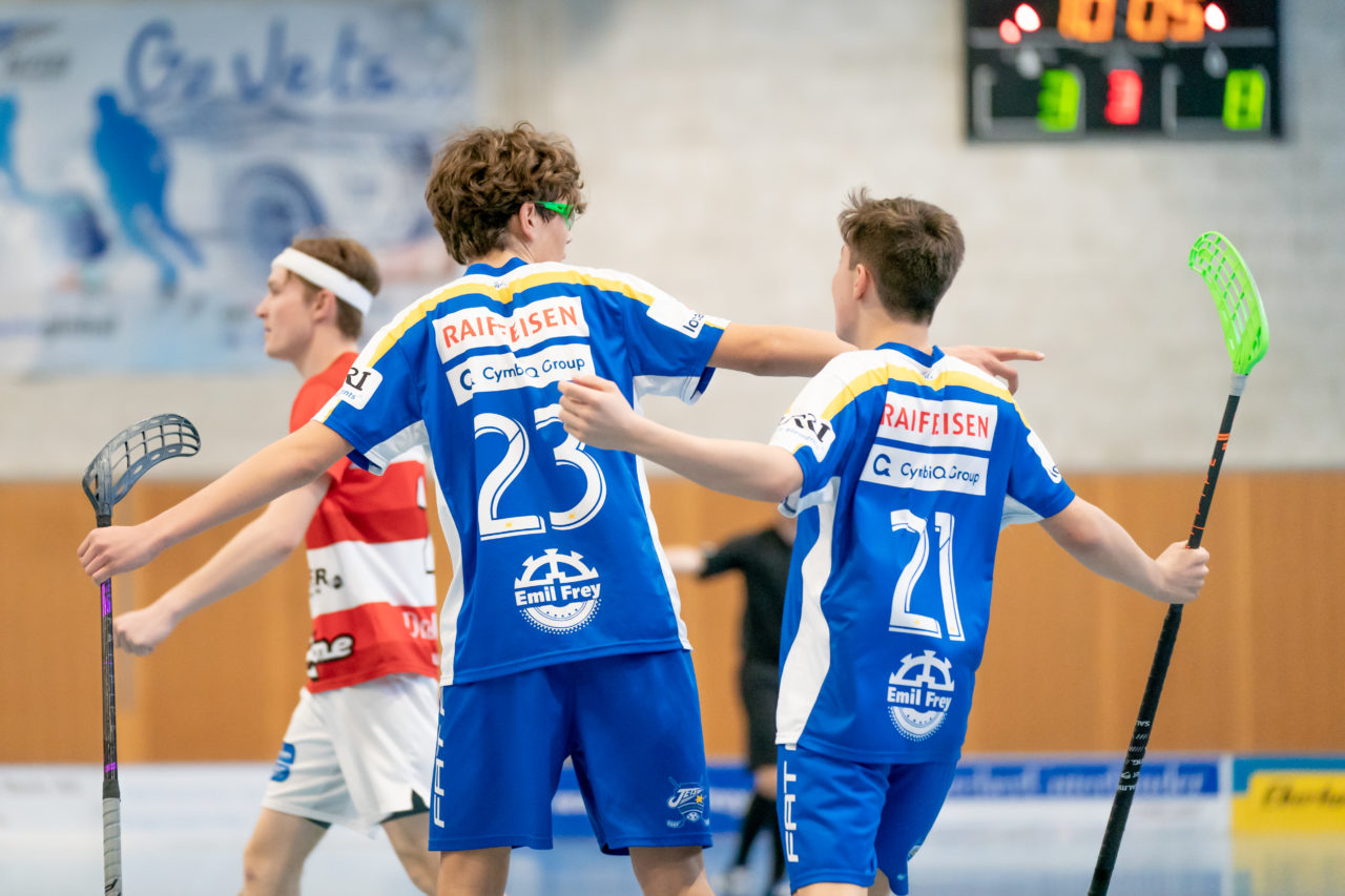 Ruebisbach (Kloten), 24.03.2019, Unihockey Junioren U18 B Auf-/Abstiegsspiele Spiel 1, Kloten-Dietlikon Jets - UHC Thun, Torjubel Jets

(Claudio Schwarz, unihockey-fotos.ch)

Copyright: Claudio Schwarz, unihockey-fotos.ch – Dieses Bild wurde durch swiss unihockey lizenziert und darf ausschliesslich auf den Online-Kanälen von swiss unihockey verwendet werden. Die redaktionelle oder kommerzielle Nutzung durch Dritte (Medien, Vereine, Unternehmen oder Privatpersonen) per Download von diesem flickr-Account ist ausgeschlossen. Das Bild kann bei Interesse via unihockey-fotos.ch kostenpflichtig lizenziert werden. unihockey-fotos.ch behält sich vor, fehlbaren Medien, Vereinen, Unternehmen oder Privatpersonen Bilder mit einem Zuschlag in Rechnung zu stellen.