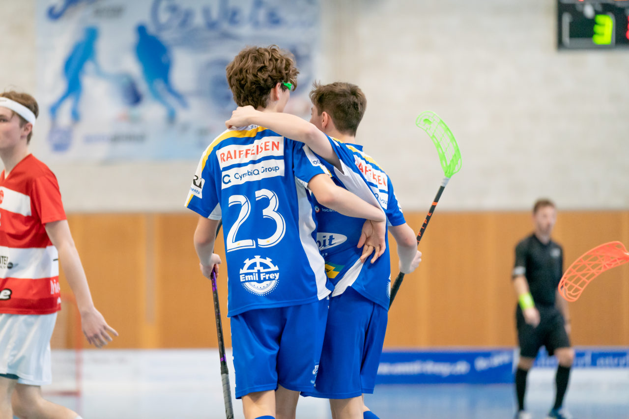 Ruebisbach (Kloten), 24.03.2019, Unihockey Junioren U18 B Auf-/Abstiegsspiele Spiel 1, Kloten-Dietlikon Jets - UHC Thun, Torjubel Jets

(Claudio Schwarz, unihockey-fotos.ch)

Copyright: Claudio Schwarz, unihockey-fotos.ch – Dieses Bild wurde durch swiss unihockey lizenziert und darf ausschliesslich auf den Online-Kanälen von swiss unihockey verwendet werden. Die redaktionelle oder kommerzielle Nutzung durch Dritte (Medien, Vereine, Unternehmen oder Privatpersonen) per Download von diesem flickr-Account ist ausgeschlossen. Das Bild kann bei Interesse via unihockey-fotos.ch kostenpflichtig lizenziert werden. unihockey-fotos.ch behält sich vor, fehlbaren Medien, Vereinen, Unternehmen oder Privatpersonen Bilder mit einem Zuschlag in Rechnung zu stellen.