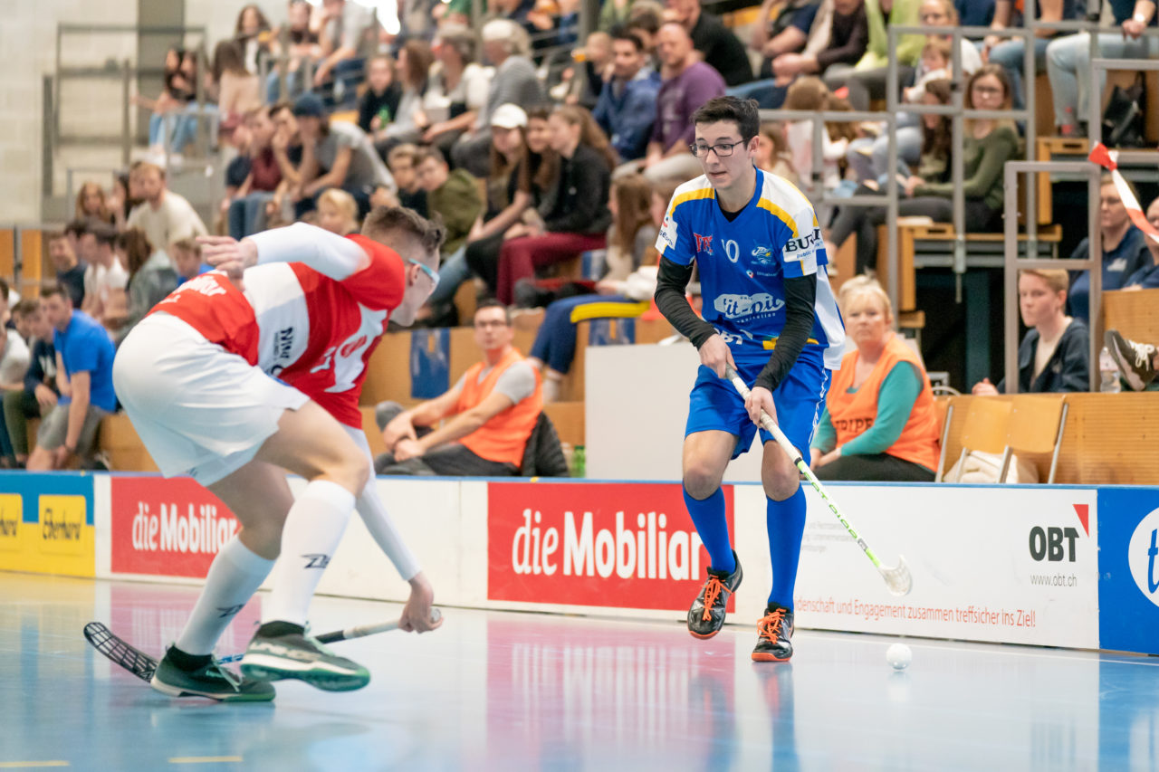 Ruebisbach (Kloten), 24.03.2019, Unihockey Junioren U18 B Auf-/Abstiegsspiele Spiel 1, Kloten-Dietlikon Jets - UHC Thun, Rachid Faraji (Nr. 10, Kloten-Dietlikon Jets) am Ball

(Claudio Schwarz, unihockey-fotos.ch)

Copyright: Claudio Schwarz, unihockey-fotos.ch – Dieses Bild wurde durch swiss unihockey lizenziert und darf ausschliesslich auf den Online-Kanälen von swiss unihockey verwendet werden. Die redaktionelle oder kommerzielle Nutzung durch Dritte (Medien, Vereine, Unternehmen oder Privatpersonen) per Download von diesem flickr-Account ist ausgeschlossen. Das Bild kann bei Interesse via unihockey-fotos.ch kostenpflichtig lizenziert werden. unihockey-fotos.ch behält sich vor, fehlbaren Medien, Vereinen, Unternehmen oder Privatpersonen Bilder mit einem Zuschlag in Rechnung zu stellen.