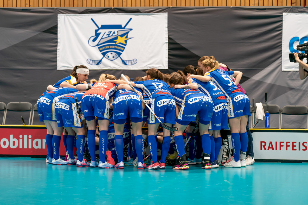 Ruebisbach (Kloten), 30.03.2019, Unihockey Damen NLA Playoffs 1/2-Final Spiel 1, Kloten-Dietlikon Jets - Unihockey Berner Oberland,
(Claudio Schwarz, unihockey-fotos.ch)
Copyright: Claudio Schwarz, unihockey-fotos.ch – Dieses Bild wurde durch swiss unihockey lizenziert und darf ausschliesslich auf den Online-Kanälen von swiss unihockey verwendet werden. Die redaktionelle oder kommerzielle Nutzung durch Dritte (Medien, Vereine, Unternehmen oder Privatpersonen) per Download von diesem flickr-Account ist ausgeschlossen. Das Bild kann bei Interesse via unihockey-fotos.ch kostenpflichtig lizenziert werden. unihockey-fotos.ch behält sich vor, fehlbaren Medien, Vereinen, Unternehmen oder Privatpersonen Bilder mit einem Zuschlag in Rechnung zu stellen.