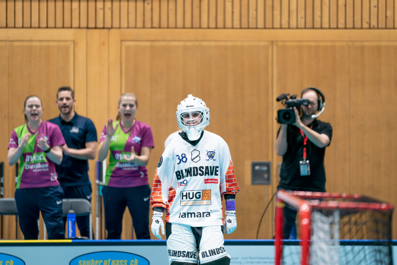 Ruebisbach (Kloten), 30.03.2019, Unihockey Damen NLA Playoffs 1/2-Final Spiel 1, Kloten-Dietlikon Jets - Unihockey Berner Oberland,
(Claudio Schwarz, unihockey-fotos.ch)
Copyright: Claudio Schwarz, unihockey-fotos.ch – Dieses Bild wurde durch swiss unihockey lizenziert und darf ausschliesslich auf den Online-Kanälen von swiss unihockey verwendet werden. Die redaktionelle oder kommerzielle Nutzung durch Dritte (Medien, Vereine, Unternehmen oder Privatpersonen) per Download von diesem flickr-Account ist ausgeschlossen. Das Bild kann bei Interesse via unihockey-fotos.ch kostenpflichtig lizenziert werden. unihockey-fotos.ch behält sich vor, fehlbaren Medien, Vereinen, Unternehmen oder Privatpersonen Bilder mit einem Zuschlag in Rechnung zu stellen.