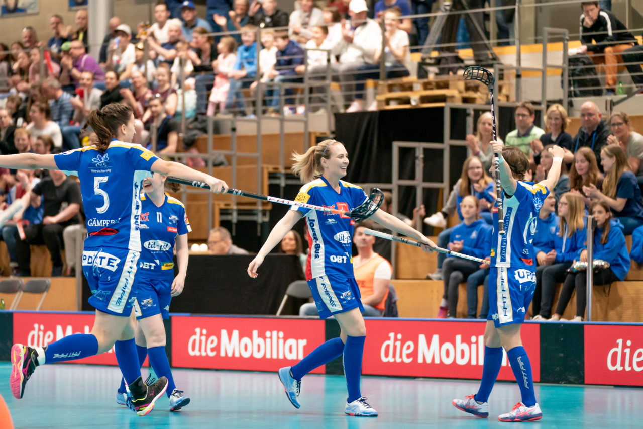 Ruebisbach (Kloten), 30.03.2019, Unihockey Damen NLA Playoffs 1/2-Final Spiel 1, Kloten-Dietlikon Jets - Unihockey Berner Oberland,
(Claudio Schwarz, unihockey-fotos.ch)
Copyright: Claudio Schwarz, unihockey-fotos.ch – Dieses Bild wurde durch swiss unihockey lizenziert und darf ausschliesslich auf den Online-Kanälen von swiss unihockey verwendet werden. Die redaktionelle oder kommerzielle Nutzung durch Dritte (Medien, Vereine, Unternehmen oder Privatpersonen) per Download von diesem flickr-Account ist ausgeschlossen. Das Bild kann bei Interesse via unihockey-fotos.ch kostenpflichtig lizenziert werden. unihockey-fotos.ch behält sich vor, fehlbaren Medien, Vereinen, Unternehmen oder Privatpersonen Bilder mit einem Zuschlag in Rechnung zu stellen.