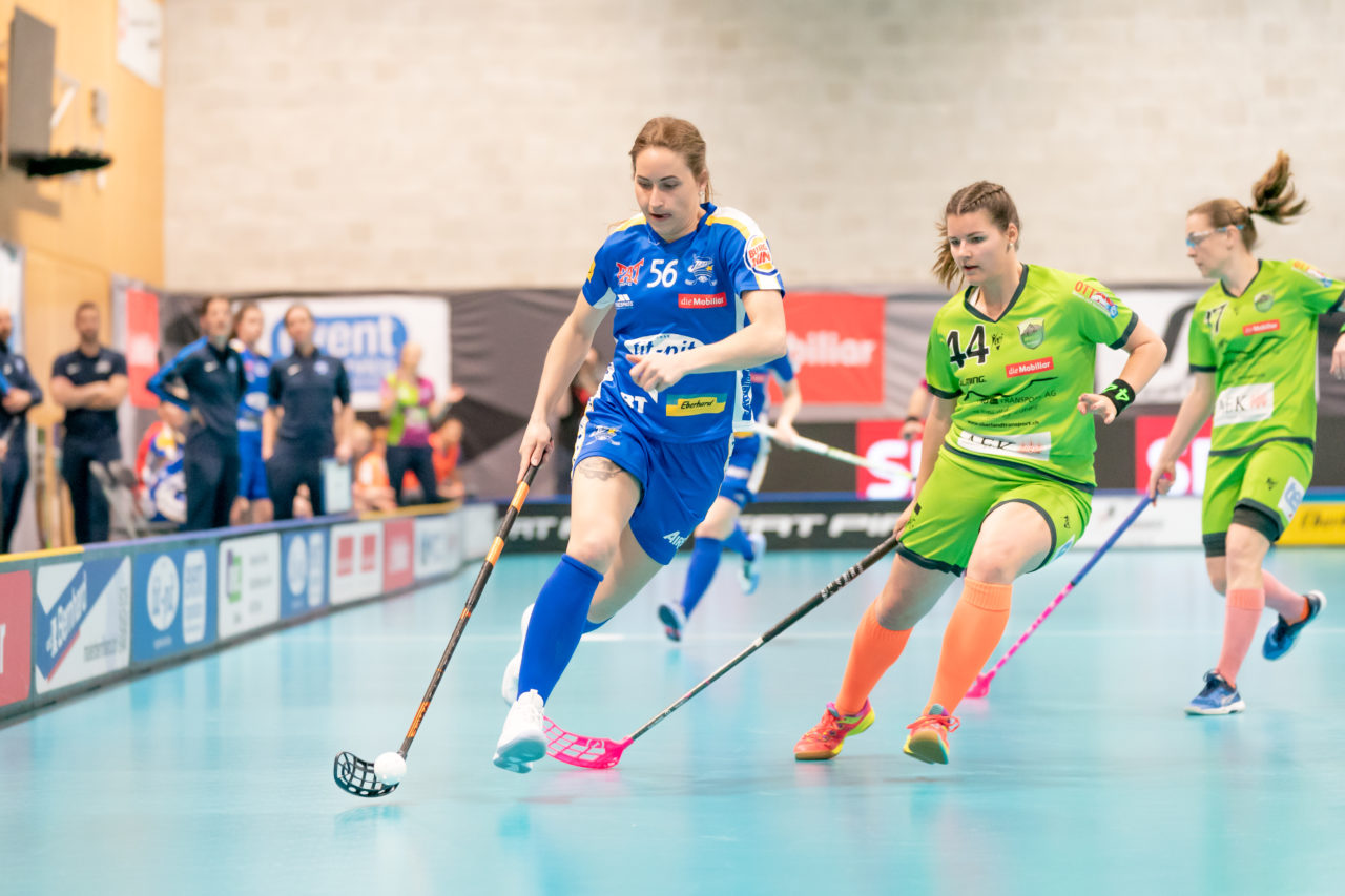 Ruebisbach (Kloten), 30.03.2019, Unihockey Damen NLA Playoffs 1/2-Final Spiel 1, Kloten-Dietlikon Jets - Unihockey Berner Oberland,
(Claudio Schwarz, unihockey-fotos.ch)
Copyright: Claudio Schwarz, unihockey-fotos.ch – Dieses Bild wurde durch swiss unihockey lizenziert und darf ausschliesslich auf den Online-Kanälen von swiss unihockey verwendet werden. Die redaktionelle oder kommerzielle Nutzung durch Dritte (Medien, Vereine, Unternehmen oder Privatpersonen) per Download von diesem flickr-Account ist ausgeschlossen. Das Bild kann bei Interesse via unihockey-fotos.ch kostenpflichtig lizenziert werden. unihockey-fotos.ch behält sich vor, fehlbaren Medien, Vereinen, Unternehmen oder Privatpersonen Bilder mit einem Zuschlag in Rechnung zu stellen.