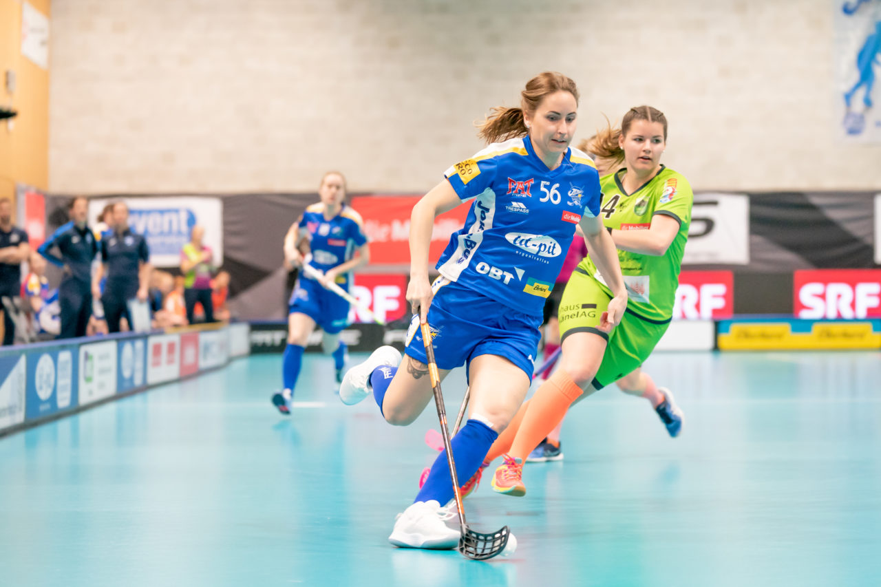 Ruebisbach (Kloten), 30.03.2019, Unihockey Damen NLA Playoffs 1/2-Final Spiel 1, Kloten-Dietlikon Jets - Unihockey Berner Oberland,
(Claudio Schwarz, unihockey-fotos.ch)
Copyright: Claudio Schwarz, unihockey-fotos.ch – Dieses Bild wurde durch swiss unihockey lizenziert und darf ausschliesslich auf den Online-Kanälen von swiss unihockey verwendet werden. Die redaktionelle oder kommerzielle Nutzung durch Dritte (Medien, Vereine, Unternehmen oder Privatpersonen) per Download von diesem flickr-Account ist ausgeschlossen. Das Bild kann bei Interesse via unihockey-fotos.ch kostenpflichtig lizenziert werden. unihockey-fotos.ch behält sich vor, fehlbaren Medien, Vereinen, Unternehmen oder Privatpersonen Bilder mit einem Zuschlag in Rechnung zu stellen.