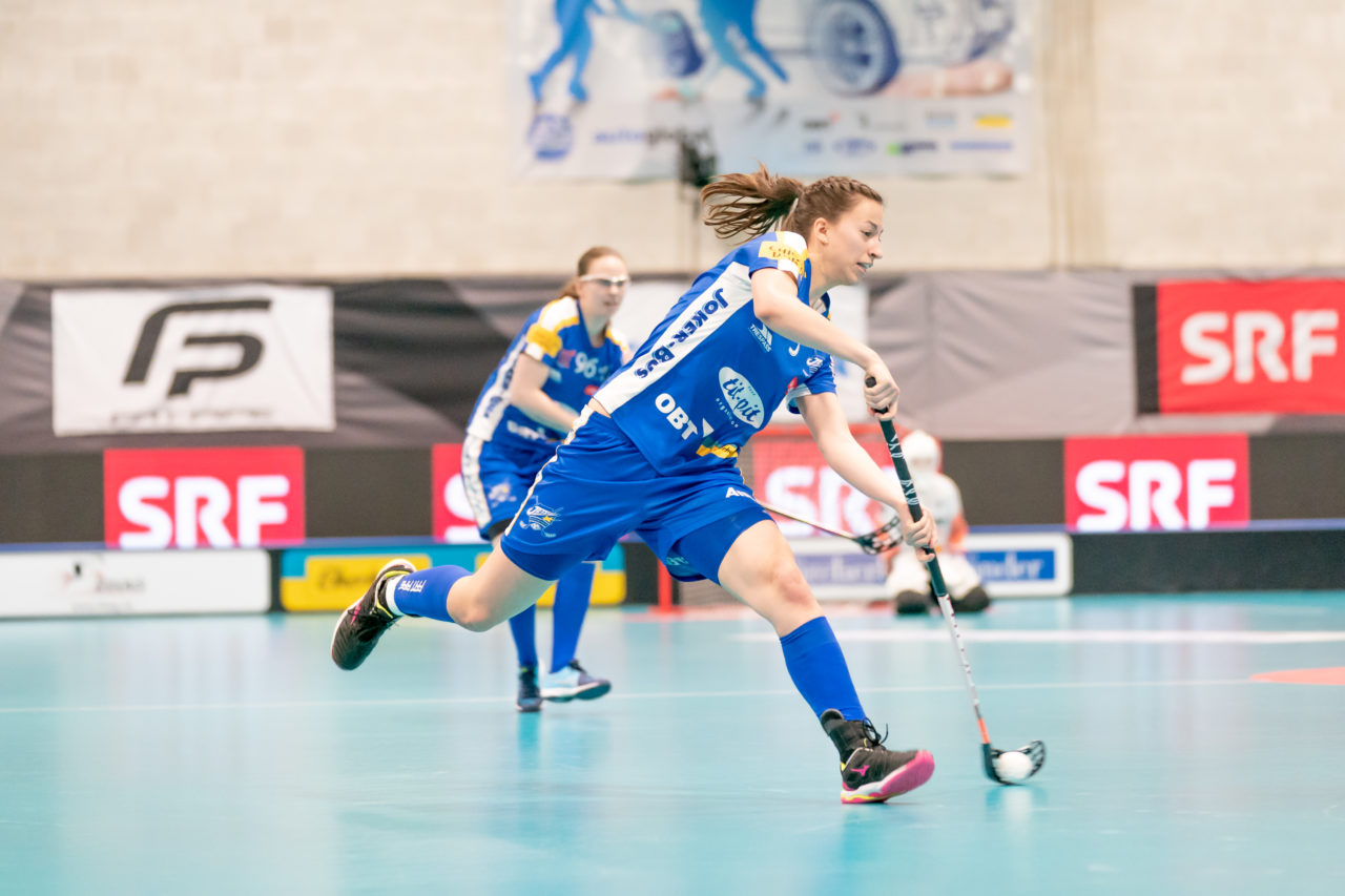 Ruebisbach (Kloten), 30.03.2019, Unihockey Damen NLA Playoffs 1/2-Final Spiel 1, Kloten-Dietlikon Jets - Unihockey Berner Oberland,
(Claudio Schwarz, unihockey-fotos.ch)
Copyright: Claudio Schwarz, unihockey-fotos.ch – Dieses Bild wurde durch swiss unihockey lizenziert und darf ausschliesslich auf den Online-Kanälen von swiss unihockey verwendet werden. Die redaktionelle oder kommerzielle Nutzung durch Dritte (Medien, Vereine, Unternehmen oder Privatpersonen) per Download von diesem flickr-Account ist ausgeschlossen. Das Bild kann bei Interesse via unihockey-fotos.ch kostenpflichtig lizenziert werden. unihockey-fotos.ch behält sich vor, fehlbaren Medien, Vereinen, Unternehmen oder Privatpersonen Bilder mit einem Zuschlag in Rechnung zu stellen.
