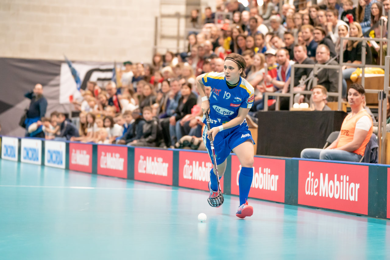 Ruebisbach (Kloten), 30.03.2019, Unihockey Damen NLA Playoffs 1/2-Final Spiel 1, Kloten-Dietlikon Jets - Unihockey Berner Oberland,
(Claudio Schwarz, unihockey-fotos.ch)
Copyright: Claudio Schwarz, unihockey-fotos.ch – Dieses Bild wurde durch swiss unihockey lizenziert und darf ausschliesslich auf den Online-Kanälen von swiss unihockey verwendet werden. Die redaktionelle oder kommerzielle Nutzung durch Dritte (Medien, Vereine, Unternehmen oder Privatpersonen) per Download von diesem flickr-Account ist ausgeschlossen. Das Bild kann bei Interesse via unihockey-fotos.ch kostenpflichtig lizenziert werden. unihockey-fotos.ch behält sich vor, fehlbaren Medien, Vereinen, Unternehmen oder Privatpersonen Bilder mit einem Zuschlag in Rechnung zu stellen.