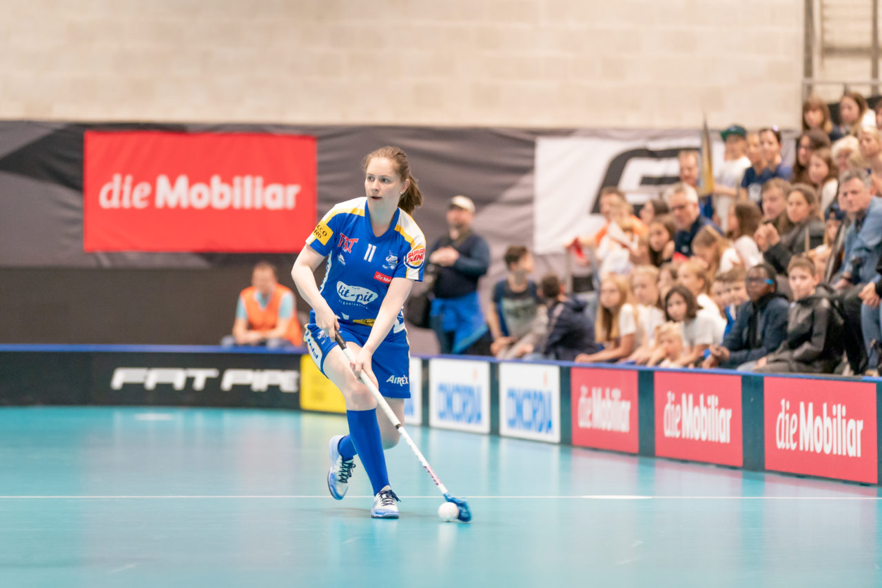 Ruebisbach (Kloten), 30.03.2019, Unihockey Damen NLA Playoffs 1/2-Final Spiel 1, Kloten-Dietlikon Jets - Unihockey Berner Oberland, Laura Bürgi (Nr. 11, Kloten-Dietlikon Jets) am Ball
(Claudio Schwarz, unihockey-fotos.ch)
Copyright: Claudio Schwarz, unihockey-fotos.ch – Dieses Bild wurde durch swiss unihockey lizenziert und darf ausschliesslich auf den Online-Kanälen von swiss unihockey verwendet werden. Die redaktionelle oder kommerzielle Nutzung durch Dritte (Medien, Vereine, Unternehmen oder Privatpersonen) per Download von diesem flickr-Account ist ausgeschlossen. Das Bild kann bei Interesse via unihockey-fotos.ch kostenpflichtig lizenziert werden. unihockey-fotos.ch behält sich vor, fehlbaren Medien, Vereinen, Unternehmen oder Privatpersonen Bilder mit einem Zuschlag in Rechnung zu stellen.