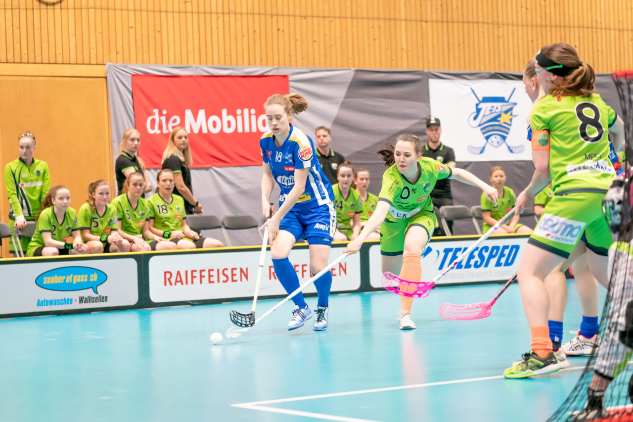 Ruebisbach (Kloten), 30.03.2019, Unihockey Damen NLA Playoffs 1/2-Final Spiel 1, Kloten-Dietlikon Jets - Unihockey Berner Oberland, Celine Stettler (Nr. 10, Unihockey Berner Oberland) versucht Kassandra Luck (Nr. 18, Kloten-Dietlikon Jets) zu stören
(Claudio Schwarz, unihockey-fotos.ch)
Copyright: Claudio Schwarz, unihockey-fotos.ch – Dieses Bild wurde durch swiss unihockey lizenziert und darf ausschliesslich auf den Online-Kanälen von swiss unihockey verwendet werden. Die redaktionelle oder kommerzielle Nutzung durch Dritte (Medien, Vereine, Unternehmen oder Privatpersonen) per Download von diesem flickr-Account ist ausgeschlossen. Das Bild kann bei Interesse via unihockey-fotos.ch kostenpflichtig lizenziert werden. unihockey-fotos.ch behält sich vor, fehlbaren Medien, Vereinen, Unternehmen oder Privatpersonen Bilder mit einem Zuschlag in Rechnung zu stellen.