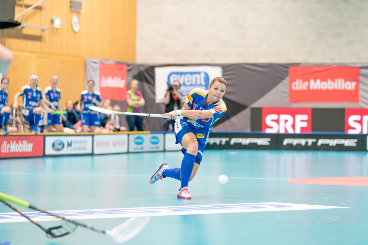 Ruebisbach (Kloten), 30.03.2019, Unihockey Damen NLA Playoffs 1/2-Final Spiel 1, Kloten-Dietlikon Jets - Unihockey Berner Oberland, Linda Pedrazzoli (Nr. 13, Kloten-Dietlikon Jets) mit einem Abschlussversuch
(Claudio Schwarz, unihockey-fotos.ch)
Copyright: Claudio Schwarz, unihockey-fotos.ch – Dieses Bild wurde durch swiss unihockey lizenziert und darf ausschliesslich auf den Online-Kanälen von swiss unihockey verwendet werden. Die redaktionelle oder kommerzielle Nutzung durch Dritte (Medien, Vereine, Unternehmen oder Privatpersonen) per Download von diesem flickr-Account ist ausgeschlossen. Das Bild kann bei Interesse via unihockey-fotos.ch kostenpflichtig lizenziert werden. unihockey-fotos.ch behält sich vor, fehlbaren Medien, Vereinen, Unternehmen oder Privatpersonen Bilder mit einem Zuschlag in Rechnung zu stellen.
