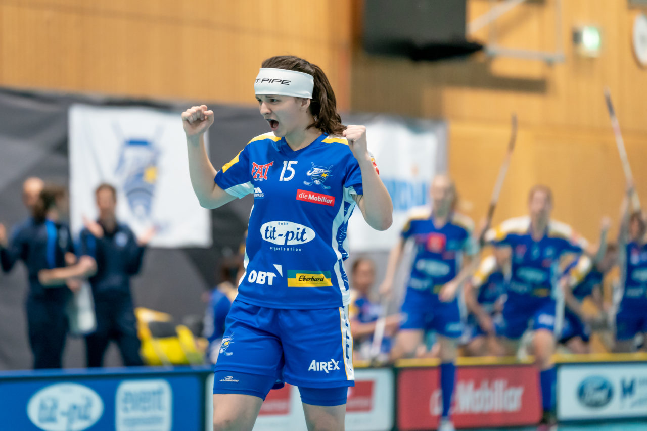 Ruebisbach (Kloten), 30.03.2019, Unihockey Damen NLA Playoffs 1/2-Final Spiel 1, Kloten-Dietlikon Jets - Unihockey Berner Oberland, Natalie Martinakova (Nr. 15, Kloten-Dietlikon Jets) bejubelt ihren Treffer
(Claudio Schwarz, unihockey-fotos.ch)
Copyright: Claudio Schwarz, unihockey-fotos.ch – Dieses Bild wurde durch swiss unihockey lizenziert und darf ausschliesslich auf den Online-Kanälen von swiss unihockey verwendet werden. Die redaktionelle oder kommerzielle Nutzung durch Dritte (Medien, Vereine, Unternehmen oder Privatpersonen) per Download von diesem flickr-Account ist ausgeschlossen. Das Bild kann bei Interesse via unihockey-fotos.ch kostenpflichtig lizenziert werden. unihockey-fotos.ch behält sich vor, fehlbaren Medien, Vereinen, Unternehmen oder Privatpersonen Bilder mit einem Zuschlag in Rechnung zu stellen.