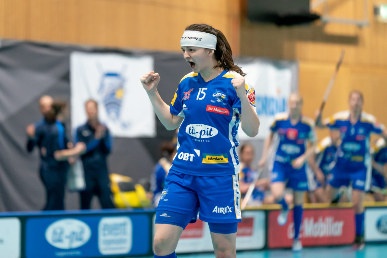 Ruebisbach (Kloten), 30.03.2019, Unihockey Damen NLA Playoffs 1/2-Final Spiel 1, Kloten-Dietlikon Jets - Unihockey Berner Oberland, Natalie Martinakova (Nr. 15, Kloten-Dietlikon Jets) bejubelt ihren Treffer
(Claudio Schwarz, unihockey-fotos.ch)
Copyright: Claudio Schwarz, unihockey-fotos.ch – Dieses Bild wurde durch swiss unihockey lizenziert und darf ausschliesslich auf den Online-Kanälen von swiss unihockey verwendet werden. Die redaktionelle oder kommerzielle Nutzung durch Dritte (Medien, Vereine, Unternehmen oder Privatpersonen) per Download von diesem flickr-Account ist ausgeschlossen. Das Bild kann bei Interesse via unihockey-fotos.ch kostenpflichtig lizenziert werden. unihockey-fotos.ch behält sich vor, fehlbaren Medien, Vereinen, Unternehmen oder Privatpersonen Bilder mit einem Zuschlag in Rechnung zu stellen.