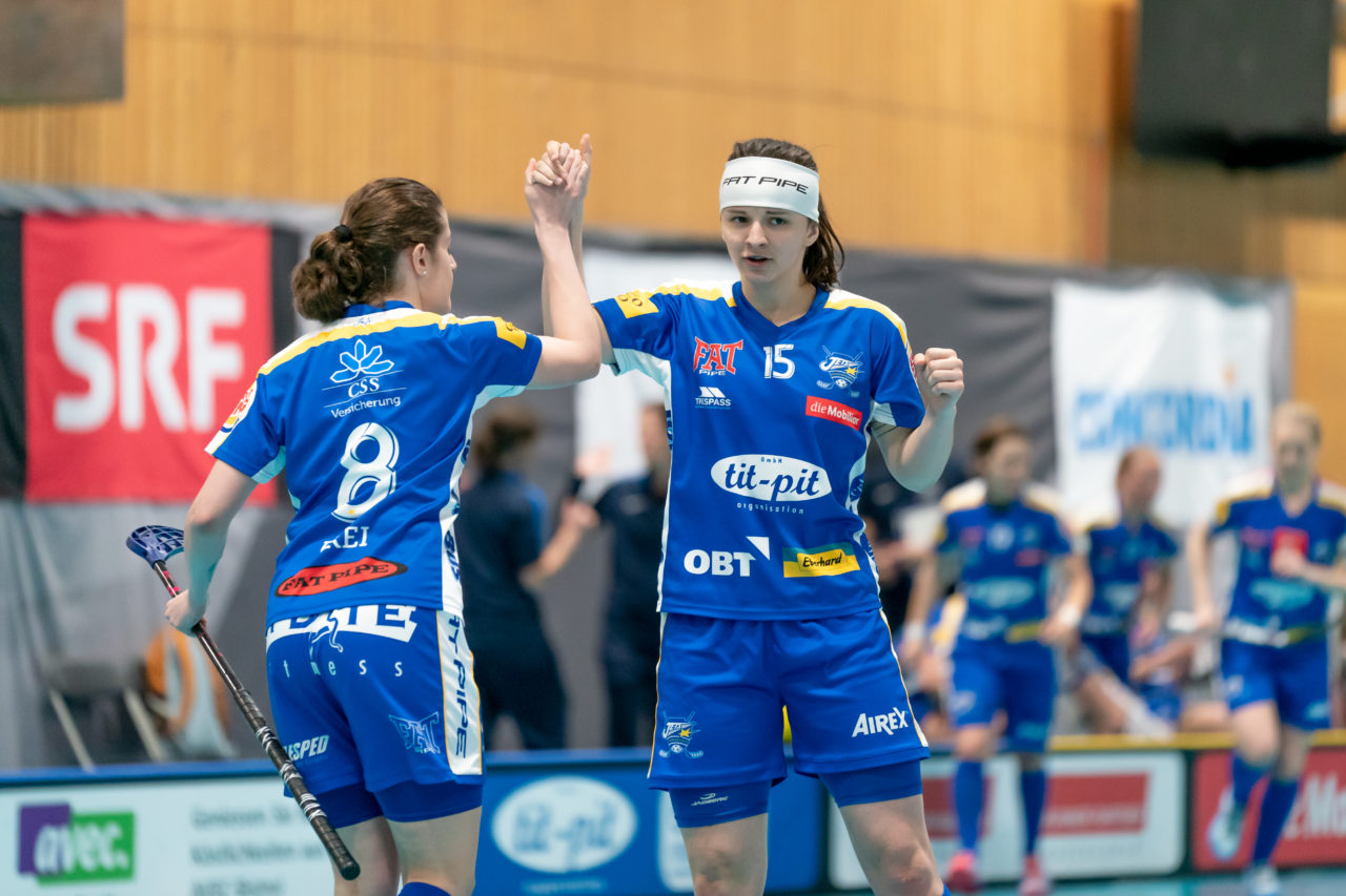 Ruebisbach (Kloten), 30.03.2019, Unihockey Damen NLA Playoffs 1/2-Final Spiel 1, Kloten-Dietlikon Jets - Unihockey Berner Oberland, Natalie Martinakova (Nr. 15, Kloten-Dietlikon Jets) klatscht mit Deborah Frei (Nr. 8, Kloten-Dietlikon Jets) ab
(Claudio Schwarz, unihockey-fotos.ch)
Copyright: Claudio Schwarz, unihockey-fotos.ch – Dieses Bild wurde durch swiss unihockey lizenziert und darf ausschliesslich auf den Online-Kanälen von swiss unihockey verwendet werden. Die redaktionelle oder kommerzielle Nutzung durch Dritte (Medien, Vereine, Unternehmen oder Privatpersonen) per Download von diesem flickr-Account ist ausgeschlossen. Das Bild kann bei Interesse via unihockey-fotos.ch kostenpflichtig lizenziert werden. unihockey-fotos.ch behält sich vor, fehlbaren Medien, Vereinen, Unternehmen oder Privatpersonen Bilder mit einem Zuschlag in Rechnung zu stellen.
