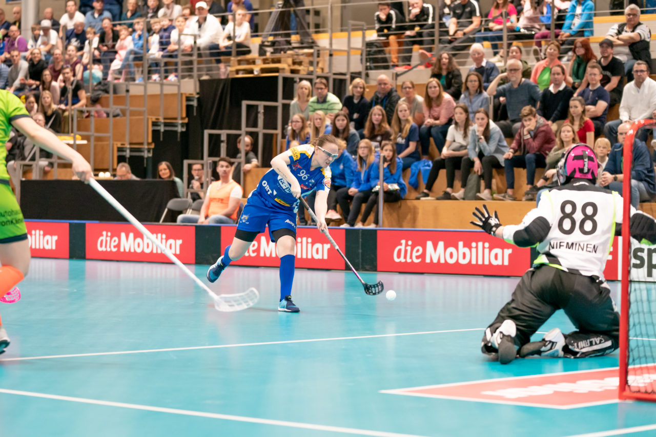 Ruebisbach (Kloten), 30.03.2019, Unihockey Damen NLA Playoffs 1/2-Final Spiel 1, Kloten-Dietlikon Jets - Unihockey Berner Oberland, Ellenor Bengtsson (Nr. 96, Kloten-Dietlikon Jets) mit einem Abschlussversuch
(Claudio Schwarz, unihockey-fotos.ch)
Copyright: Claudio Schwarz, unihockey-fotos.ch – Dieses Bild wurde durch swiss unihockey lizenziert und darf ausschliesslich auf den Online-Kanälen von swiss unihockey verwendet werden. Die redaktionelle oder kommerzielle Nutzung durch Dritte (Medien, Vereine, Unternehmen oder Privatpersonen) per Download von diesem flickr-Account ist ausgeschlossen. Das Bild kann bei Interesse via unihockey-fotos.ch kostenpflichtig lizenziert werden. unihockey-fotos.ch behält sich vor, fehlbaren Medien, Vereinen, Unternehmen oder Privatpersonen Bilder mit einem Zuschlag in Rechnung zu stellen.