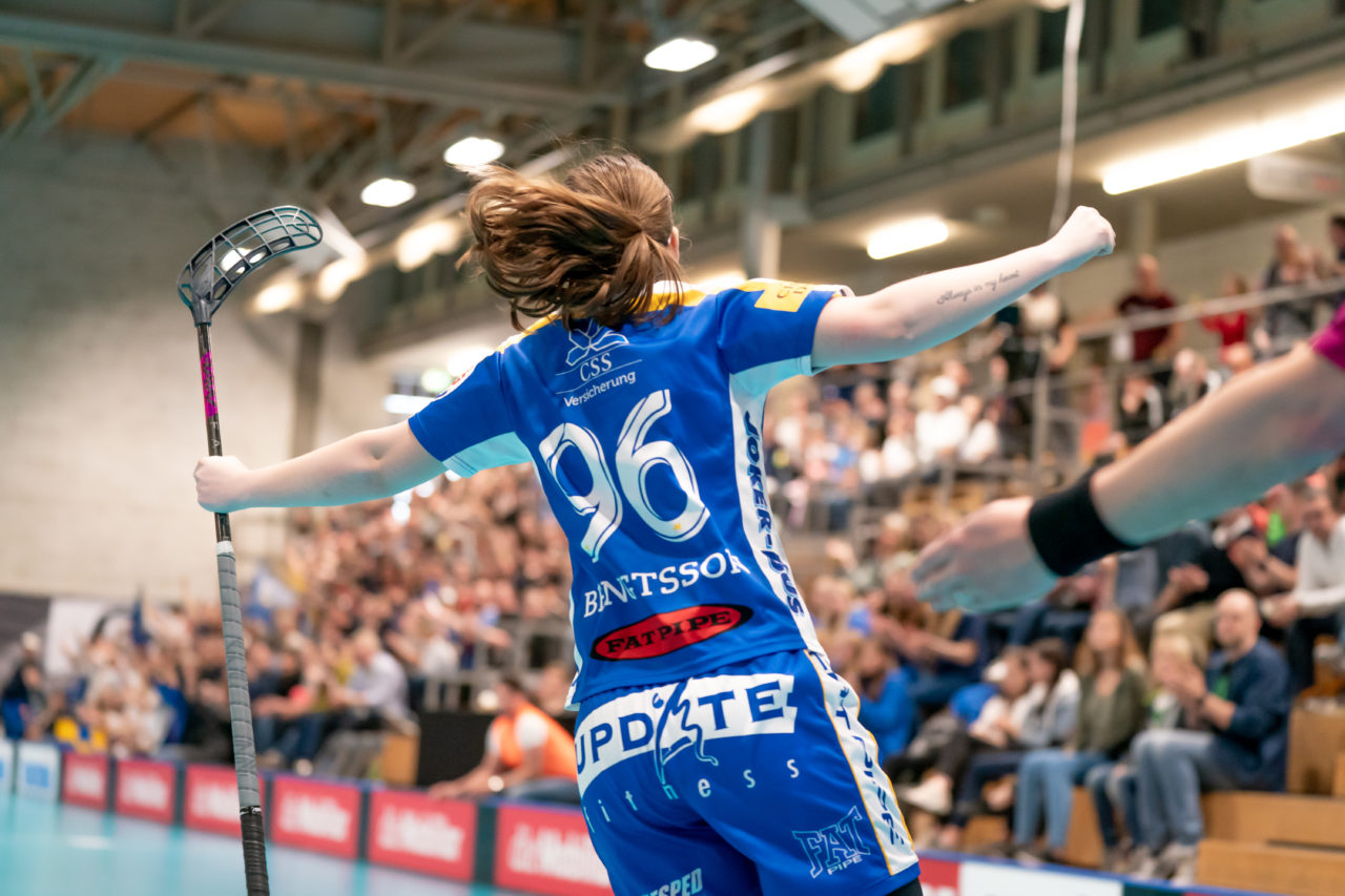 Ruebisbach (Kloten), 30.03.2019, Unihockey Damen NLA Playoffs 1/2-Final Spiel 1, Kloten-Dietlikon Jets - Unihockey Berner Oberland, Ellenor Bengtsson (Nr. 96, Kloten-Dietlikon Jets) bejubelt ihren Treffer
(Claudio Schwarz, unihockey-fotos.ch)
Copyright: Claudio Schwarz, unihockey-fotos.ch – Dieses Bild wurde durch swiss unihockey lizenziert und darf ausschliesslich auf den Online-Kanälen von swiss unihockey verwendet werden. Die redaktionelle oder kommerzielle Nutzung durch Dritte (Medien, Vereine, Unternehmen oder Privatpersonen) per Download von diesem flickr-Account ist ausgeschlossen. Das Bild kann bei Interesse via unihockey-fotos.ch kostenpflichtig lizenziert werden. unihockey-fotos.ch behält sich vor, fehlbaren Medien, Vereinen, Unternehmen oder Privatpersonen Bilder mit einem Zuschlag in Rechnung zu stellen.
