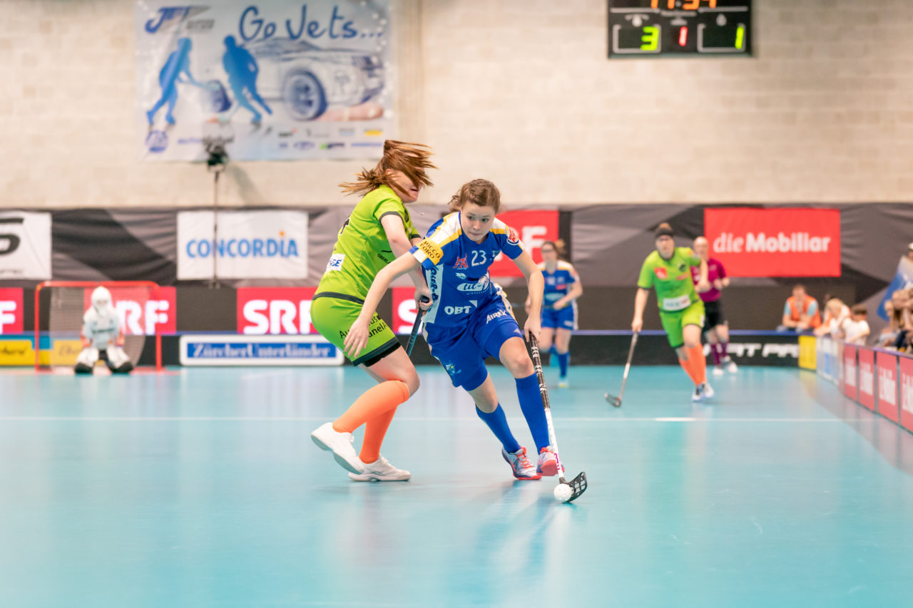 Ruebisbach (Kloten), 30.03.2019, Unihockey Damen NLA Playoffs 1/2-Final Spiel 1, Kloten-Dietlikon Jets - Unihockey Berner Oberland, Isabelle Gerig (Nr. 23, Kloten-Dietlikon Jets) am Ball
(Claudio Schwarz, unihockey-fotos.ch)
Copyright: Claudio Schwarz, unihockey-fotos.ch – Dieses Bild wurde durch swiss unihockey lizenziert und darf ausschliesslich auf den Online-Kanälen von swiss unihockey verwendet werden. Die redaktionelle oder kommerzielle Nutzung durch Dritte (Medien, Vereine, Unternehmen oder Privatpersonen) per Download von diesem flickr-Account ist ausgeschlossen. Das Bild kann bei Interesse via unihockey-fotos.ch kostenpflichtig lizenziert werden. unihockey-fotos.ch behält sich vor, fehlbaren Medien, Vereinen, Unternehmen oder Privatpersonen Bilder mit einem Zuschlag in Rechnung zu stellen.