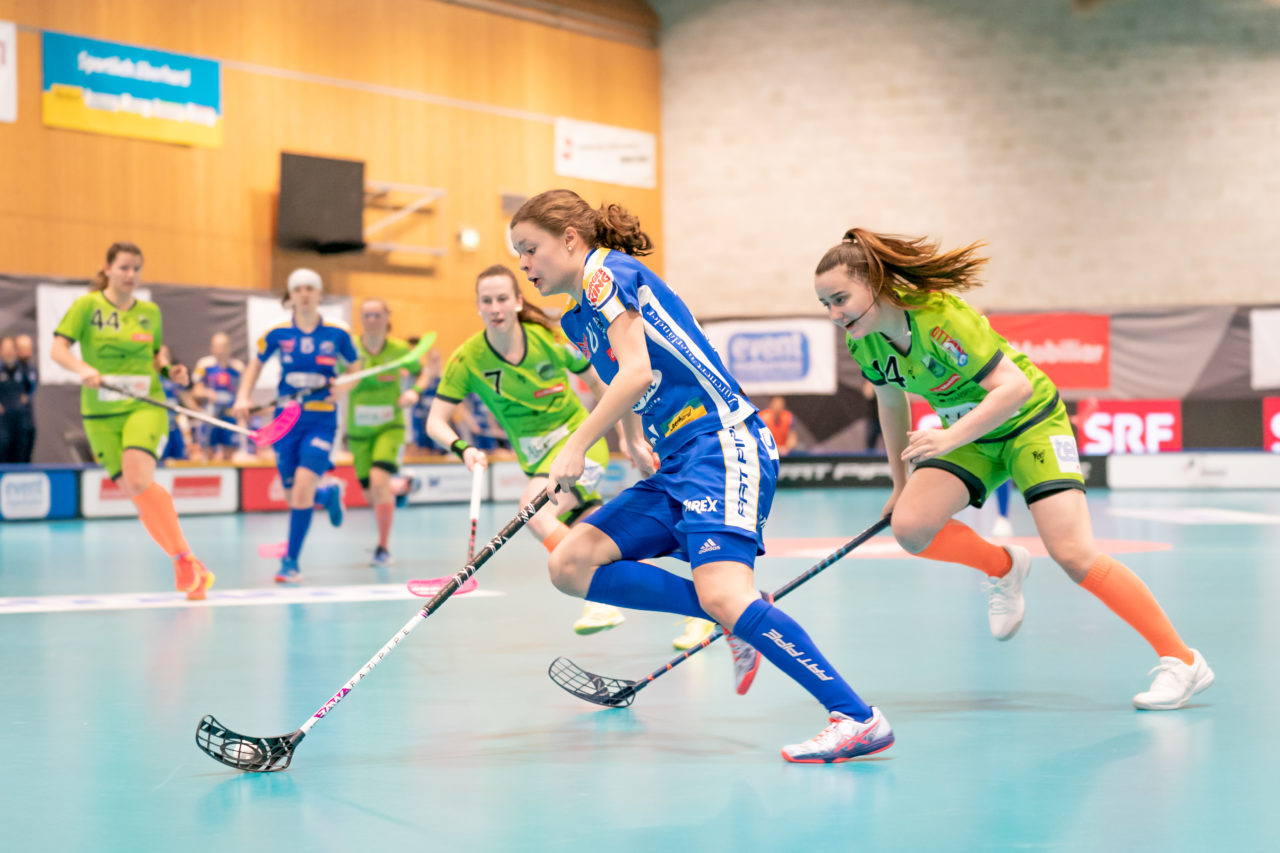 Ruebisbach (Kloten), 30.03.2019, Unihockey Damen NLA Playoffs 1/2-Final Spiel 1, Kloten-Dietlikon Jets - Unihockey Berner Oberland, Isabelle Gerig (Nr. 23, Kloten-Dietlikon Jets) zieht vors Tor
(Claudio Schwarz, unihockey-fotos.ch)
Copyright: Claudio Schwarz, unihockey-fotos.ch – Dieses Bild wurde durch swiss unihockey lizenziert und darf ausschliesslich auf den Online-Kanälen von swiss unihockey verwendet werden. Die redaktionelle oder kommerzielle Nutzung durch Dritte (Medien, Vereine, Unternehmen oder Privatpersonen) per Download von diesem flickr-Account ist ausgeschlossen. Das Bild kann bei Interesse via unihockey-fotos.ch kostenpflichtig lizenziert werden. unihockey-fotos.ch behält sich vor, fehlbaren Medien, Vereinen, Unternehmen oder Privatpersonen Bilder mit einem Zuschlag in Rechnung zu stellen.