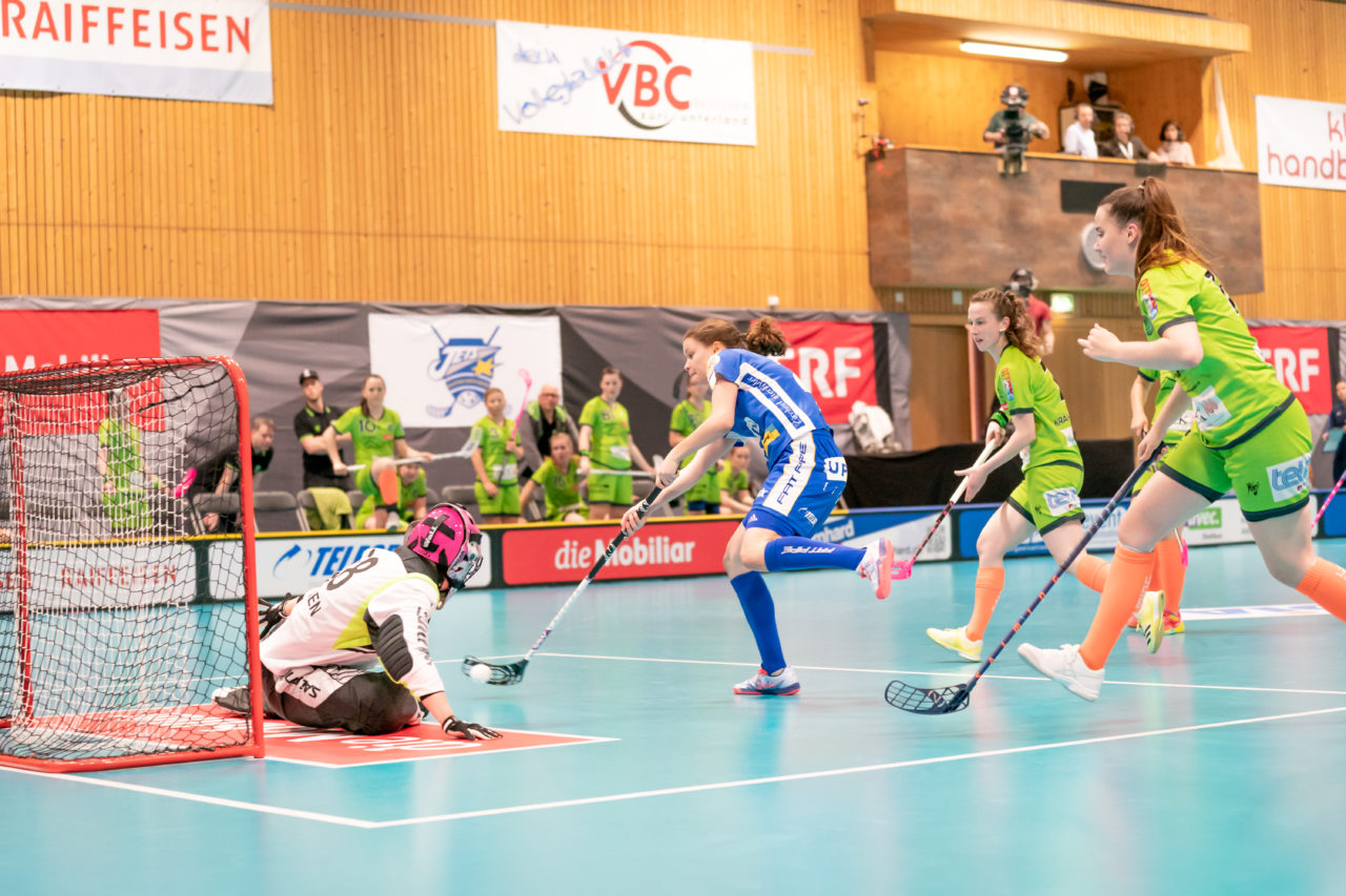 Ruebisbach (Kloten), 30.03.2019, Unihockey Damen NLA Playoffs 1/2-Final Spiel 1, Kloten-Dietlikon Jets - Unihockey Berner Oberland, Isabelle Gerig (Nr. 23, Kloten-Dietlikon Jets) schiesst ein Tor
(Claudio Schwarz, unihockey-fotos.ch)
Copyright: Claudio Schwarz, unihockey-fotos.ch – Dieses Bild wurde durch swiss unihockey lizenziert und darf ausschliesslich auf den Online-Kanälen von swiss unihockey verwendet werden. Die redaktionelle oder kommerzielle Nutzung durch Dritte (Medien, Vereine, Unternehmen oder Privatpersonen) per Download von diesem flickr-Account ist ausgeschlossen. Das Bild kann bei Interesse via unihockey-fotos.ch kostenpflichtig lizenziert werden. unihockey-fotos.ch behält sich vor, fehlbaren Medien, Vereinen, Unternehmen oder Privatpersonen Bilder mit einem Zuschlag in Rechnung zu stellen.