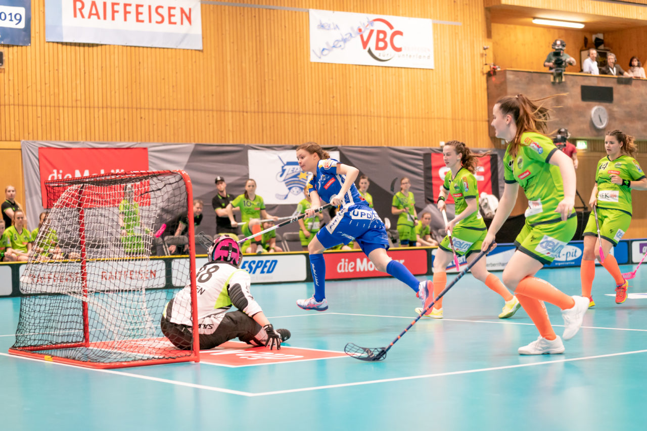 Ruebisbach (Kloten), 30.03.2019, Unihockey Damen NLA Playoffs 1/2-Final Spiel 1, Kloten-Dietlikon Jets - Unihockey Berner Oberland, Isabelle Gerig (Nr. 23, Kloten-Dietlikon Jets) schiesst ein Tor
(Claudio Schwarz, unihockey-fotos.ch)
Copyright: Claudio Schwarz, unihockey-fotos.ch – Dieses Bild wurde durch swiss unihockey lizenziert und darf ausschliesslich auf den Online-Kanälen von swiss unihockey verwendet werden. Die redaktionelle oder kommerzielle Nutzung durch Dritte (Medien, Vereine, Unternehmen oder Privatpersonen) per Download von diesem flickr-Account ist ausgeschlossen. Das Bild kann bei Interesse via unihockey-fotos.ch kostenpflichtig lizenziert werden. unihockey-fotos.ch behält sich vor, fehlbaren Medien, Vereinen, Unternehmen oder Privatpersonen Bilder mit einem Zuschlag in Rechnung zu stellen.