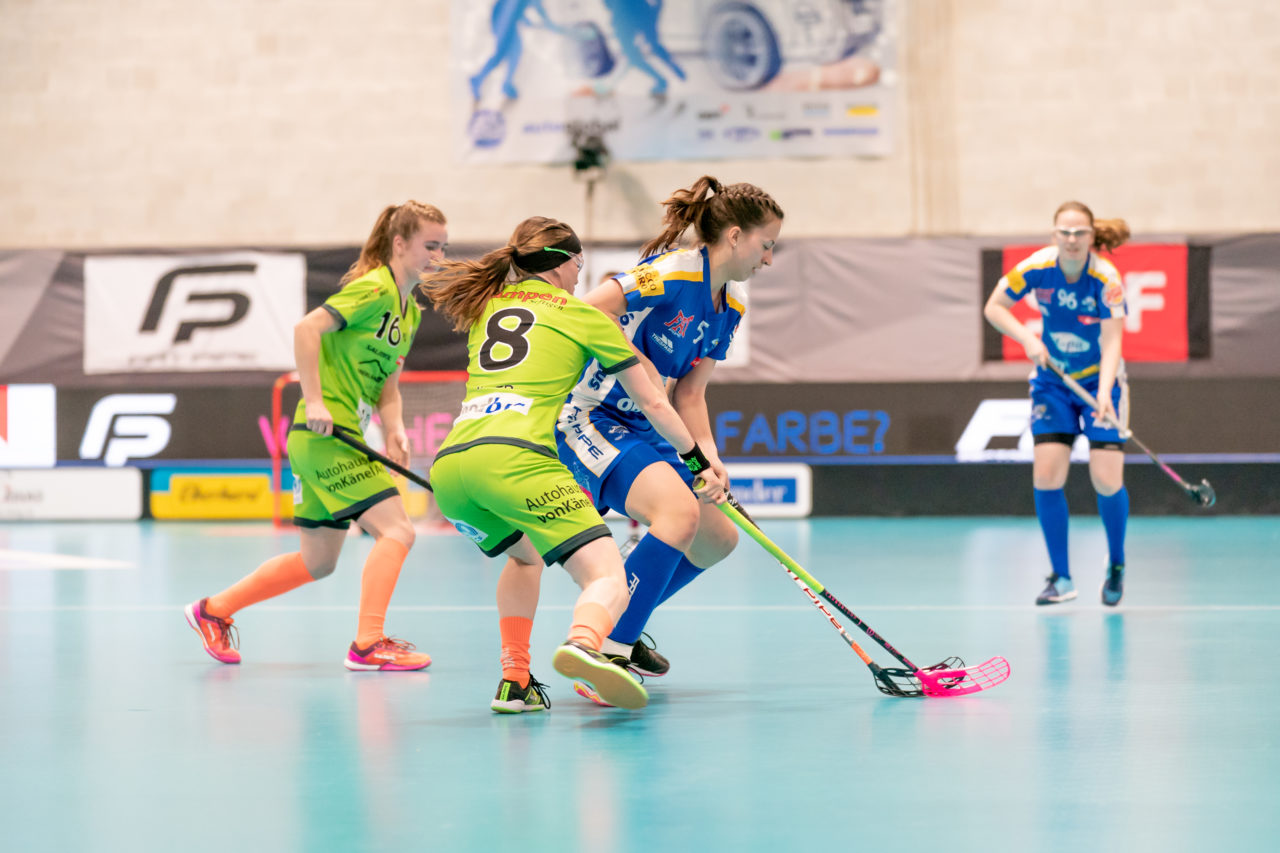 Ruebisbach (Kloten), 30.03.2019, Unihockey Damen NLA Playoffs 1/2-Final Spiel 1, Kloten-Dietlikon Jets - Unihockey Berner Oberland, Andrea Gämperli (Nr. 5, Kloten-Dietlikon Jets) wird von zwei Bernerinnen bedrängt
(Claudio Schwarz, unihockey-fotos.ch)
Copyright: Claudio Schwarz, unihockey-fotos.ch – Dieses Bild wurde durch swiss unihockey lizenziert und darf ausschliesslich auf den Online-Kanälen von swiss unihockey verwendet werden. Die redaktionelle oder kommerzielle Nutzung durch Dritte (Medien, Vereine, Unternehmen oder Privatpersonen) per Download von diesem flickr-Account ist ausgeschlossen. Das Bild kann bei Interesse via unihockey-fotos.ch kostenpflichtig lizenziert werden. unihockey-fotos.ch behält sich vor, fehlbaren Medien, Vereinen, Unternehmen oder Privatpersonen Bilder mit einem Zuschlag in Rechnung zu stellen.