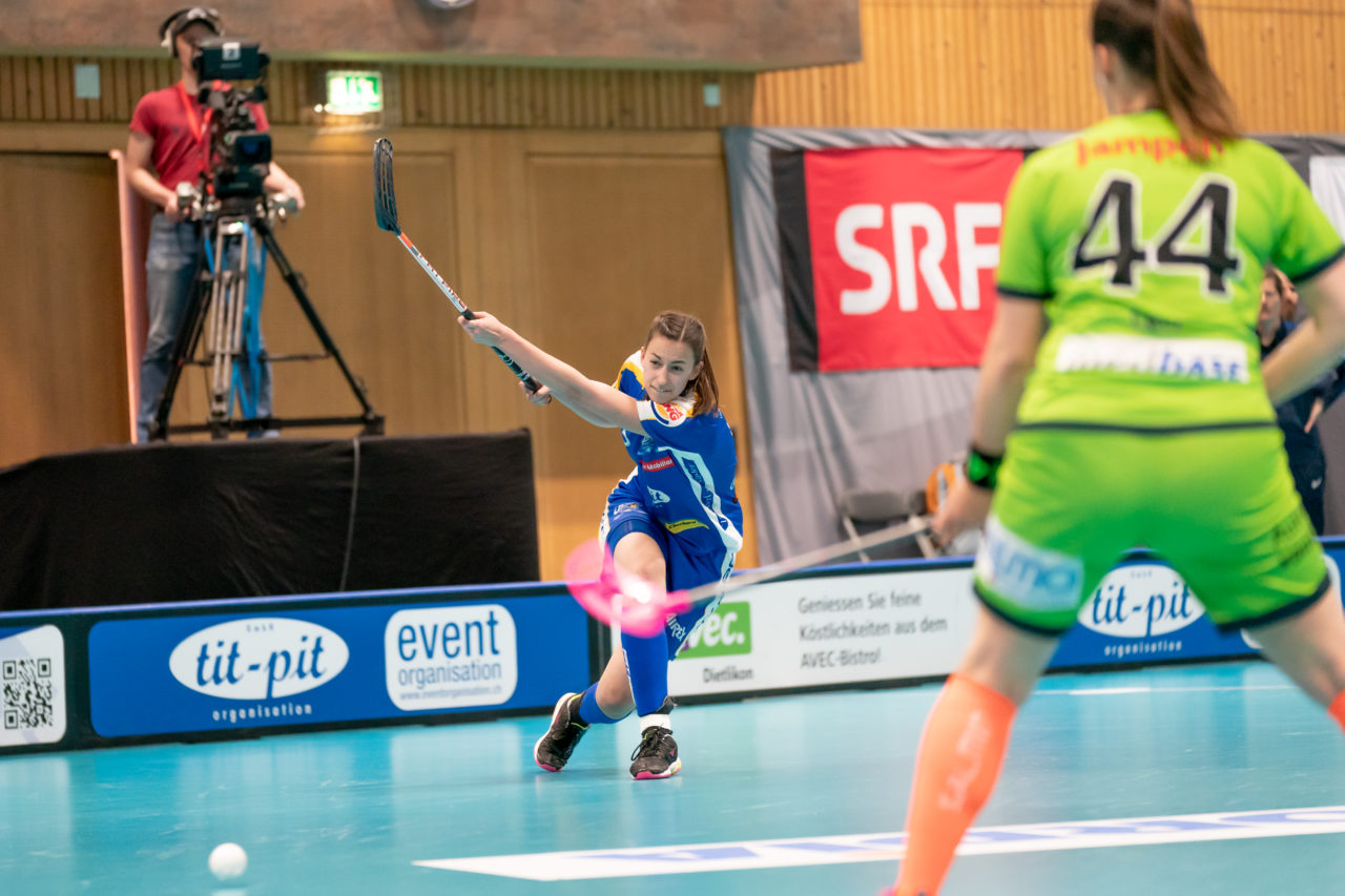 Ruebisbach (Kloten), 30.03.2019, Unihockey Damen NLA Playoffs 1/2-Final Spiel 1, Kloten-Dietlikon Jets - Unihockey Berner Oberland, Andrea Gämperli (Nr. 5, Kloten-Dietlikon Jets) mit einem Abschlussversuch
(Claudio Schwarz, unihockey-fotos.ch)
Copyright: Claudio Schwarz, unihockey-fotos.ch – Dieses Bild wurde durch swiss unihockey lizenziert und darf ausschliesslich auf den Online-Kanälen von swiss unihockey verwendet werden. Die redaktionelle oder kommerzielle Nutzung durch Dritte (Medien, Vereine, Unternehmen oder Privatpersonen) per Download von diesem flickr-Account ist ausgeschlossen. Das Bild kann bei Interesse via unihockey-fotos.ch kostenpflichtig lizenziert werden. unihockey-fotos.ch behält sich vor, fehlbaren Medien, Vereinen, Unternehmen oder Privatpersonen Bilder mit einem Zuschlag in Rechnung zu stellen.