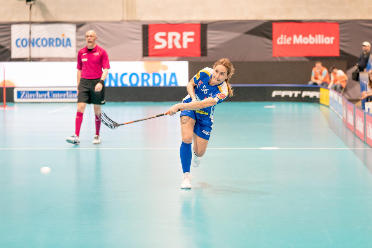 Ruebisbach (Kloten), 30.03.2019, Unihockey Damen NLA Playoffs 1/2-Final Spiel 1, Kloten-Dietlikon Jets - Unihockey Berner Oberland, Tanja Stella (Nr. 56, Kloten-Dietlikon Jets) mit einem Abschlussversuch
(Claudio Schwarz, unihockey-fotos.ch)
Copyright: Claudio Schwarz, unihockey-fotos.ch – Dieses Bild wurde durch swiss unihockey lizenziert und darf ausschliesslich auf den Online-Kanälen von swiss unihockey verwendet werden. Die redaktionelle oder kommerzielle Nutzung durch Dritte (Medien, Vereine, Unternehmen oder Privatpersonen) per Download von diesem flickr-Account ist ausgeschlossen. Das Bild kann bei Interesse via unihockey-fotos.ch kostenpflichtig lizenziert werden. unihockey-fotos.ch behält sich vor, fehlbaren Medien, Vereinen, Unternehmen oder Privatpersonen Bilder mit einem Zuschlag in Rechnung zu stellen.