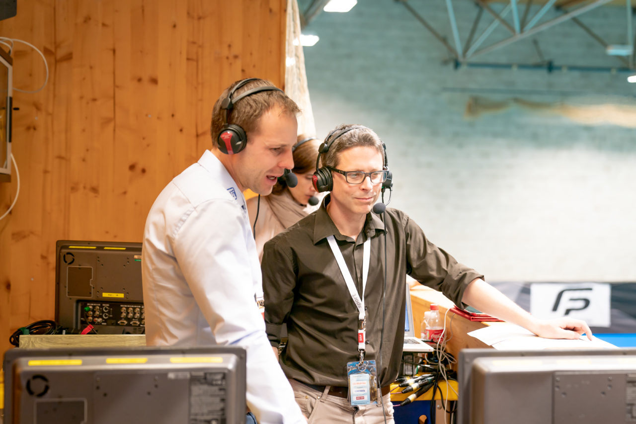 Ruebisbach (Kloten), 30.03.2019, Unihockey Damen NLA Playoffs 1/2-Final Spiel 1, Kloten-Dietlikon Jets - Unihockey Berner Oberland, Christoph Hofbauer und Reto Held als Kommentatoren
(Claudio Schwarz, unihockey-fotos.ch)
Copyright: Claudio Schwarz, unihockey-fotos.ch – Dieses Bild wurde durch swiss unihockey lizenziert und darf ausschliesslich auf den Online-Kanälen von swiss unihockey verwendet werden. Die redaktionelle oder kommerzielle Nutzung durch Dritte (Medien, Vereine, Unternehmen oder Privatpersonen) per Download von diesem flickr-Account ist ausgeschlossen. Das Bild kann bei Interesse via unihockey-fotos.ch kostenpflichtig lizenziert werden. unihockey-fotos.ch behält sich vor, fehlbaren Medien, Vereinen, Unternehmen oder Privatpersonen Bilder mit einem Zuschlag in Rechnung zu stellen.