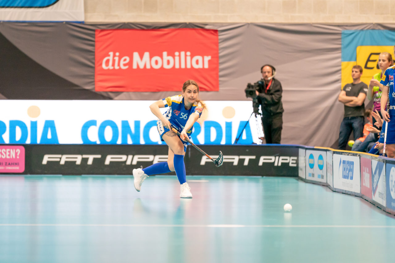 Ruebisbach (Kloten), 30.03.2019, Unihockey Damen NLA Playoffs 1/2-Final Spiel 1, Kloten-Dietlikon Jets - Unihockey Berner Oberland, Tanja Stella (Nr. 56, Kloten-Dietlikon Jets) spielt einen Pass
(Claudio Schwarz, unihockey-fotos.ch)
Copyright: Claudio Schwarz, unihockey-fotos.ch – Dieses Bild wurde durch swiss unihockey lizenziert und darf ausschliesslich auf den Online-Kanälen von swiss unihockey verwendet werden. Die redaktionelle oder kommerzielle Nutzung durch Dritte (Medien, Vereine, Unternehmen oder Privatpersonen) per Download von diesem flickr-Account ist ausgeschlossen. Das Bild kann bei Interesse via unihockey-fotos.ch kostenpflichtig lizenziert werden. unihockey-fotos.ch behält sich vor, fehlbaren Medien, Vereinen, Unternehmen oder Privatpersonen Bilder mit einem Zuschlag in Rechnung zu stellen.