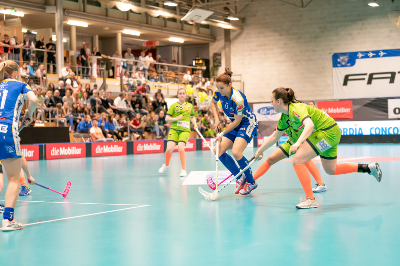 Ruebisbach (Kloten), 30.03.2019, Unihockey Damen NLA Playoffs 1/2-Final Spiel 1, Kloten-Dietlikon Jets - Unihockey Berner Oberland, Linda Pedrazzoli (Nr. 13, Kloten-Dietlikon Jets) wird beim Abschluss gestört
(Claudio Schwarz, unihockey-fotos.ch)
Copyright: Claudio Schwarz, unihockey-fotos.ch – Dieses Bild wurde durch swiss unihockey lizenziert und darf ausschliesslich auf den Online-Kanälen von swiss unihockey verwendet werden. Die redaktionelle oder kommerzielle Nutzung durch Dritte (Medien, Vereine, Unternehmen oder Privatpersonen) per Download von diesem flickr-Account ist ausgeschlossen. Das Bild kann bei Interesse via unihockey-fotos.ch kostenpflichtig lizenziert werden. unihockey-fotos.ch behält sich vor, fehlbaren Medien, Vereinen, Unternehmen oder Privatpersonen Bilder mit einem Zuschlag in Rechnung zu stellen.