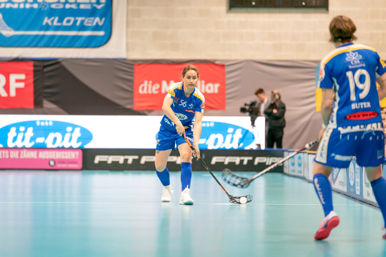 Ruebisbach (Kloten), 30.03.2019, Unihockey Damen NLA Playoffs 1/2-Final Spiel 1, Kloten-Dietlikon Jets - Unihockey Berner Oberland, Tanja Stella (Nr. 56, Kloten-Dietlikon Jets) spielt einen Pass
(Claudio Schwarz, unihockey-fotos.ch)
Copyright: Claudio Schwarz, unihockey-fotos.ch – Dieses Bild wurde durch swiss unihockey lizenziert und darf ausschliesslich auf den Online-Kanälen von swiss unihockey verwendet werden. Die redaktionelle oder kommerzielle Nutzung durch Dritte (Medien, Vereine, Unternehmen oder Privatpersonen) per Download von diesem flickr-Account ist ausgeschlossen. Das Bild kann bei Interesse via unihockey-fotos.ch kostenpflichtig lizenziert werden. unihockey-fotos.ch behält sich vor, fehlbaren Medien, Vereinen, Unternehmen oder Privatpersonen Bilder mit einem Zuschlag in Rechnung zu stellen.