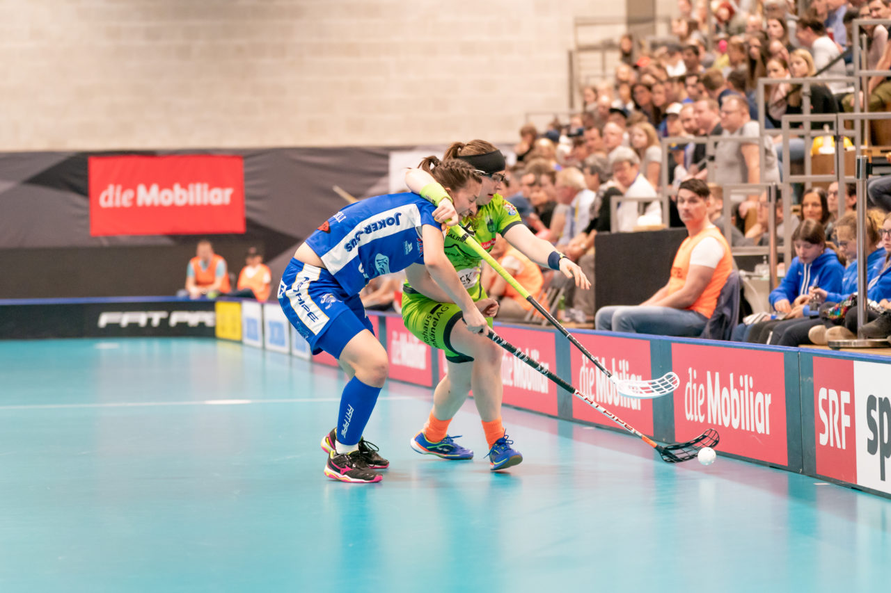 Ruebisbach (Kloten), 30.03.2019, Unihockey Damen NLA Playoffs 1/2-Final Spiel 1, Kloten-Dietlikon Jets - Unihockey Berner Oberland, Andrea Gämperli (Nr. 5, Kloten-Dietlikon Jets) im Zweikampf
(Claudio Schwarz, unihockey-fotos.ch)
Copyright: Claudio Schwarz, unihockey-fotos.ch – Dieses Bild wurde durch swiss unihockey lizenziert und darf ausschliesslich auf den Online-Kanälen von swiss unihockey verwendet werden. Die redaktionelle oder kommerzielle Nutzung durch Dritte (Medien, Vereine, Unternehmen oder Privatpersonen) per Download von diesem flickr-Account ist ausgeschlossen. Das Bild kann bei Interesse via unihockey-fotos.ch kostenpflichtig lizenziert werden. unihockey-fotos.ch behält sich vor, fehlbaren Medien, Vereinen, Unternehmen oder Privatpersonen Bilder mit einem Zuschlag in Rechnung zu stellen.