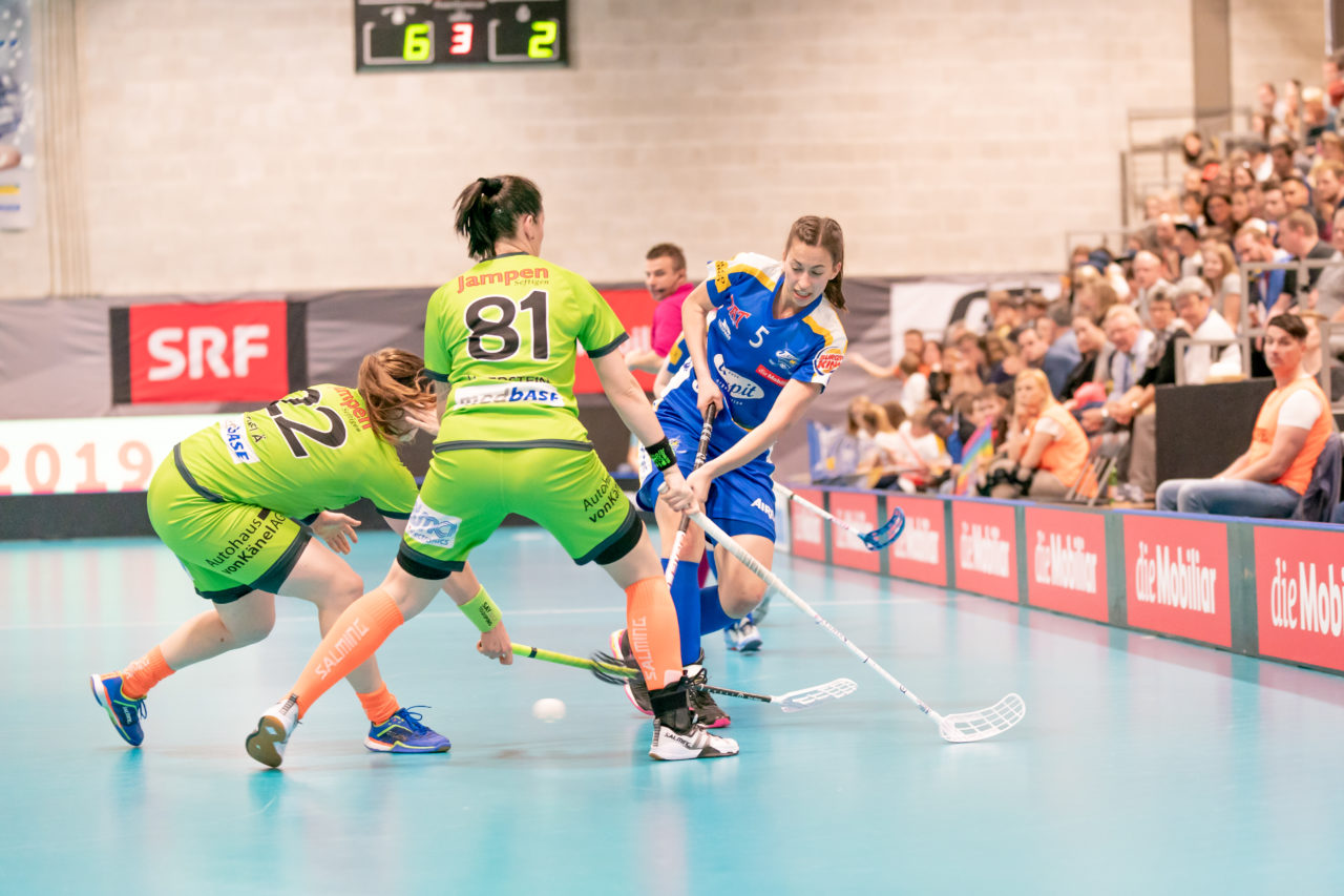 Ruebisbach (Kloten), 30.03.2019, Unihockey Damen NLA Playoffs 1/2-Final Spiel 1, Kloten-Dietlikon Jets - Unihockey Berner Oberland, Andrea Gämperli (Nr. 5, Kloten-Dietlikon Jets) mit einem Abschlussversuch
(Claudio Schwarz, unihockey-fotos.ch)
Copyright: Claudio Schwarz, unihockey-fotos.ch – Dieses Bild wurde durch swiss unihockey lizenziert und darf ausschliesslich auf den Online-Kanälen von swiss unihockey verwendet werden. Die redaktionelle oder kommerzielle Nutzung durch Dritte (Medien, Vereine, Unternehmen oder Privatpersonen) per Download von diesem flickr-Account ist ausgeschlossen. Das Bild kann bei Interesse via unihockey-fotos.ch kostenpflichtig lizenziert werden. unihockey-fotos.ch behält sich vor, fehlbaren Medien, Vereinen, Unternehmen oder Privatpersonen Bilder mit einem Zuschlag in Rechnung zu stellen.