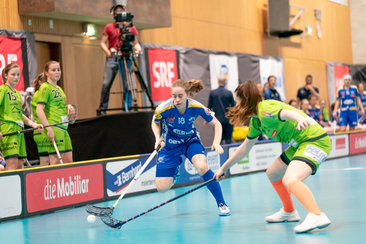 Ruebisbach (Kloten), 30.03.2019, Unihockey Damen NLA Playoffs 1/2-Final Spiel 1, Kloten-Dietlikon Jets - Unihockey Berner Oberland, Kassandra Luck (Nr. 18, Kloten-Dietlikon Jets) am Ball
(Claudio Schwarz, unihockey-fotos.ch)
Copyright: Claudio Schwarz, unihockey-fotos.ch – Dieses Bild wurde durch swiss unihockey lizenziert und darf ausschliesslich auf den Online-Kanälen von swiss unihockey verwendet werden. Die redaktionelle oder kommerzielle Nutzung durch Dritte (Medien, Vereine, Unternehmen oder Privatpersonen) per Download von diesem flickr-Account ist ausgeschlossen. Das Bild kann bei Interesse via unihockey-fotos.ch kostenpflichtig lizenziert werden. unihockey-fotos.ch behält sich vor, fehlbaren Medien, Vereinen, Unternehmen oder Privatpersonen Bilder mit einem Zuschlag in Rechnung zu stellen.