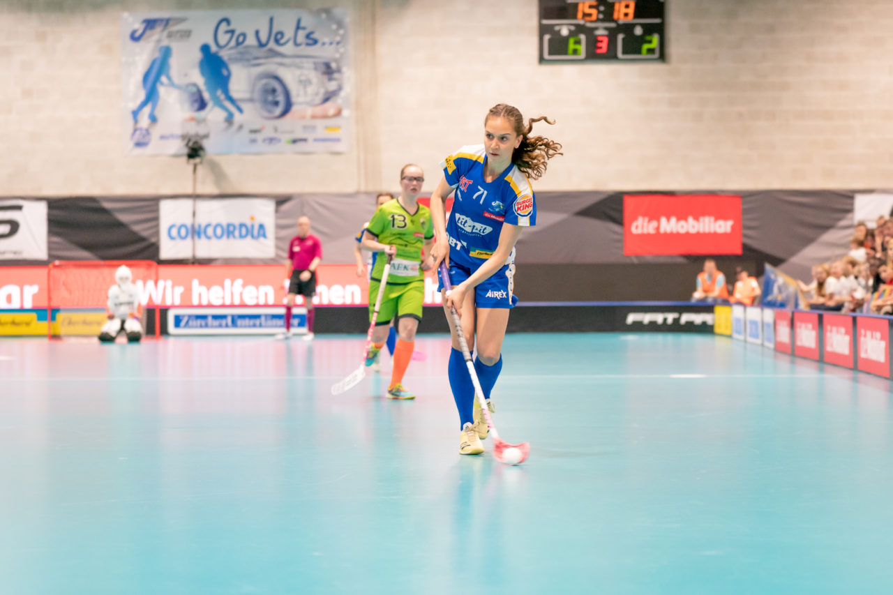 Ruebisbach (Kloten), 30.03.2019, Unihockey Damen NLA Playoffs 1/2-Final Spiel 1, Kloten-Dietlikon Jets - Unihockey Berner Oberland, Nina Metzger (Nr. 71, Kloten-Dietlikon Jets) mit einem Abschlussversuch
(Claudio Schwarz, unihockey-fotos.ch)
Copyright: Claudio Schwarz, unihockey-fotos.ch – Dieses Bild wurde durch swiss unihockey lizenziert und darf ausschliesslich auf den Online-Kanälen von swiss unihockey verwendet werden. Die redaktionelle oder kommerzielle Nutzung durch Dritte (Medien, Vereine, Unternehmen oder Privatpersonen) per Download von diesem flickr-Account ist ausgeschlossen. Das Bild kann bei Interesse via unihockey-fotos.ch kostenpflichtig lizenziert werden. unihockey-fotos.ch behält sich vor, fehlbaren Medien, Vereinen, Unternehmen oder Privatpersonen Bilder mit einem Zuschlag in Rechnung zu stellen.
