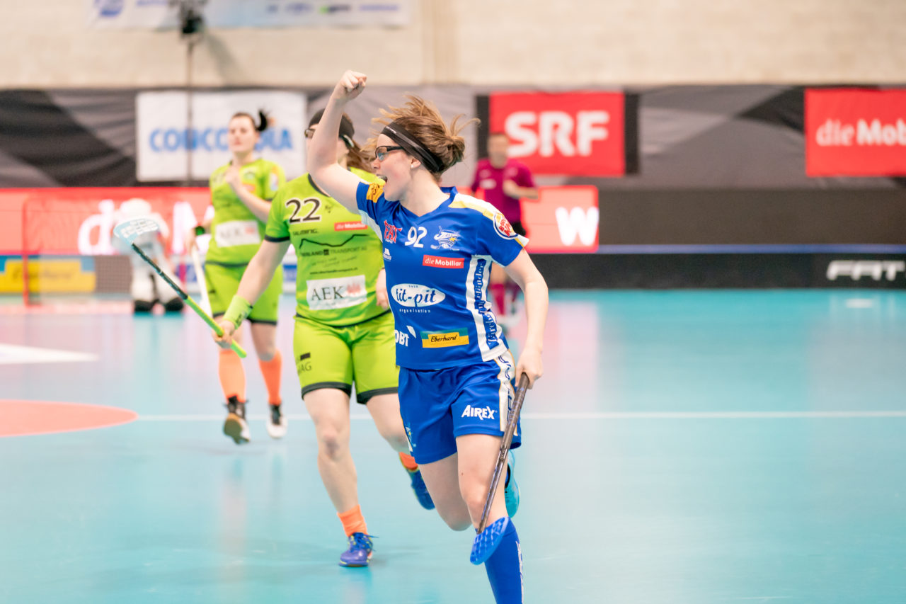 Ruebisbach (Kloten), 30.03.2019, Unihockey Damen NLA Playoffs 1/2-Final Spiel 1, Kloten-Dietlikon Jets - Unihockey Berner Oberland, Tanja Bühler (Nr. 92, Kloten-Dietlikon Jets) bejubelt den Treffer ins verlassene Tor
(Claudio Schwarz, unihockey-fotos.ch)
Copyright: Claudio Schwarz, unihockey-fotos.ch – Dieses Bild wurde durch swiss unihockey lizenziert und darf ausschliesslich auf den Online-Kanälen von swiss unihockey verwendet werden. Die redaktionelle oder kommerzielle Nutzung durch Dritte (Medien, Vereine, Unternehmen oder Privatpersonen) per Download von diesem flickr-Account ist ausgeschlossen. Das Bild kann bei Interesse via unihockey-fotos.ch kostenpflichtig lizenziert werden. unihockey-fotos.ch behält sich vor, fehlbaren Medien, Vereinen, Unternehmen oder Privatpersonen Bilder mit einem Zuschlag in Rechnung zu stellen.