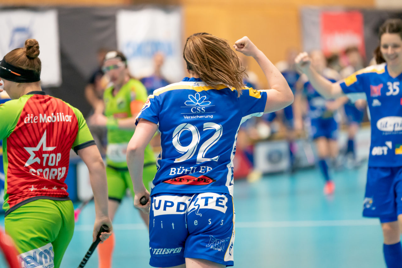 Ruebisbach (Kloten), 30.03.2019, Unihockey Damen NLA Playoffs 1/2-Final Spiel 1, Kloten-Dietlikon Jets - Unihockey Berner Oberland, Tanja Bühler (Nr. 92, Kloten-Dietlikon Jets) bejubelt den Treffer ins verlassene Tor
(Claudio Schwarz, unihockey-fotos.ch)
Copyright: Claudio Schwarz, unihockey-fotos.ch – Dieses Bild wurde durch swiss unihockey lizenziert und darf ausschliesslich auf den Online-Kanälen von swiss unihockey verwendet werden. Die redaktionelle oder kommerzielle Nutzung durch Dritte (Medien, Vereine, Unternehmen oder Privatpersonen) per Download von diesem flickr-Account ist ausgeschlossen. Das Bild kann bei Interesse via unihockey-fotos.ch kostenpflichtig lizenziert werden. unihockey-fotos.ch behält sich vor, fehlbaren Medien, Vereinen, Unternehmen oder Privatpersonen Bilder mit einem Zuschlag in Rechnung zu stellen.