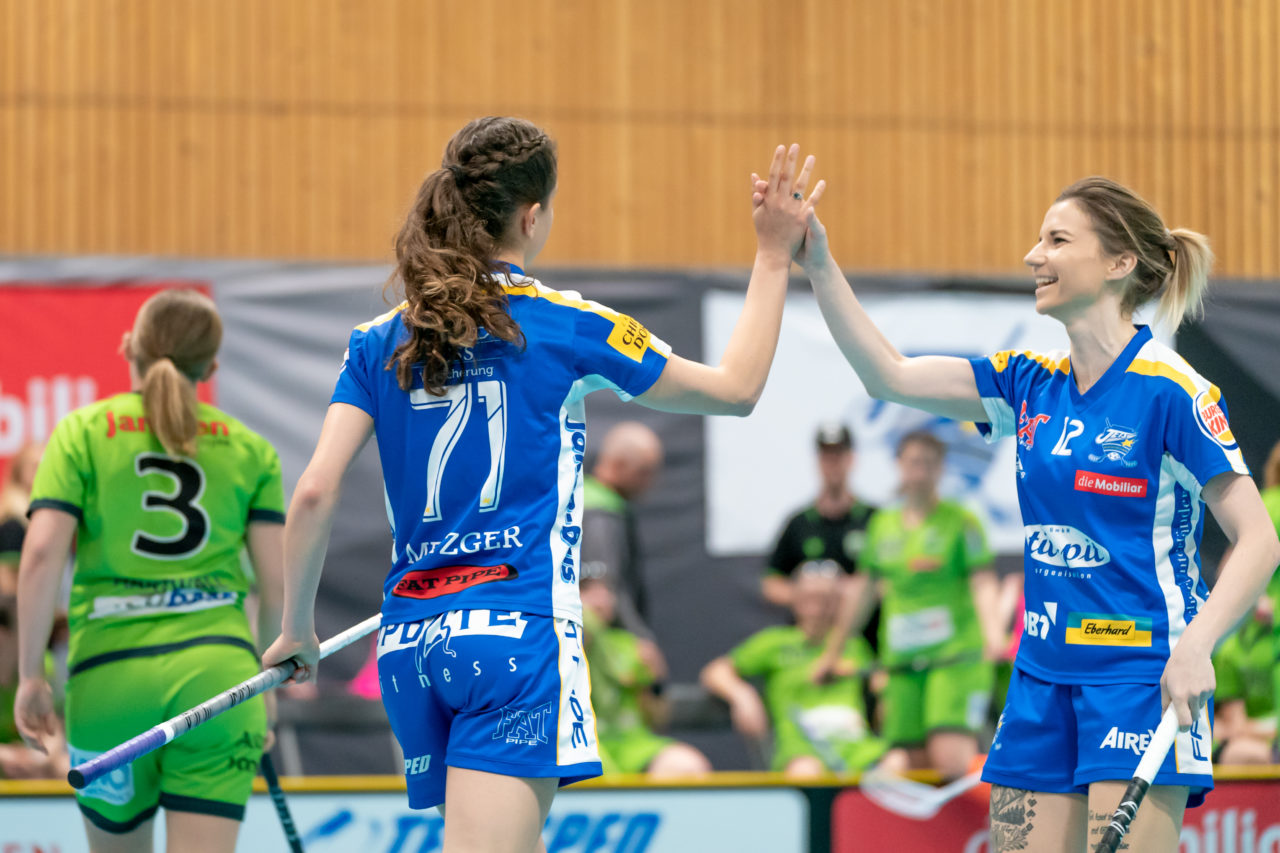 Ruebisbach (Kloten), 30.03.2019, Unihockey Damen NLA Playoffs 1/2-Final Spiel 1, Kloten-Dietlikon Jets - Unihockey Berner Oberland, Nina Metzger (Nr. 71, Kloten-Dietlikon Jets) bejubelt mit Katarína Klapitová (Nr. 12, Kloten-Dietlikon Jets) ihren Treffer
(Claudio Schwarz, unihockey-fotos.ch)
Copyright: Claudio Schwarz, unihockey-fotos.ch – Dieses Bild wurde durch swiss unihockey lizenziert und darf ausschliesslich auf den Online-Kanälen von swiss unihockey verwendet werden. Die redaktionelle oder kommerzielle Nutzung durch Dritte (Medien, Vereine, Unternehmen oder Privatpersonen) per Download von diesem flickr-Account ist ausgeschlossen. Das Bild kann bei Interesse via unihockey-fotos.ch kostenpflichtig lizenziert werden. unihockey-fotos.ch behält sich vor, fehlbaren Medien, Vereinen, Unternehmen oder Privatpersonen Bilder mit einem Zuschlag in Rechnung zu stellen.