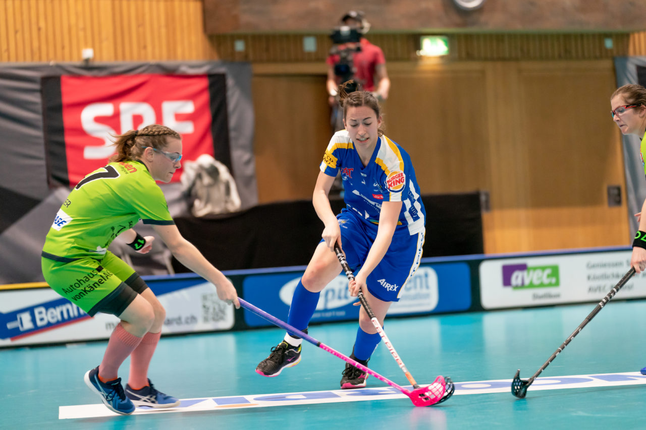 Ruebisbach (Kloten), 30.03.2019, Unihockey Damen NLA Playoffs 1/2-Final Spiel 1, Kloten-Dietlikon Jets - Unihockey Berner Oberland, Andrea Gämperli (Nr. 5, Kloten-Dietlikon Jets) mit einem Abschlussversuch
(Claudio Schwarz, unihockey-fotos.ch)
Copyright: Claudio Schwarz, unihockey-fotos.ch – Dieses Bild wurde durch swiss unihockey lizenziert und darf ausschliesslich auf den Online-Kanälen von swiss unihockey verwendet werden. Die redaktionelle oder kommerzielle Nutzung durch Dritte (Medien, Vereine, Unternehmen oder Privatpersonen) per Download von diesem flickr-Account ist ausgeschlossen. Das Bild kann bei Interesse via unihockey-fotos.ch kostenpflichtig lizenziert werden. unihockey-fotos.ch behält sich vor, fehlbaren Medien, Vereinen, Unternehmen oder Privatpersonen Bilder mit einem Zuschlag in Rechnung zu stellen.