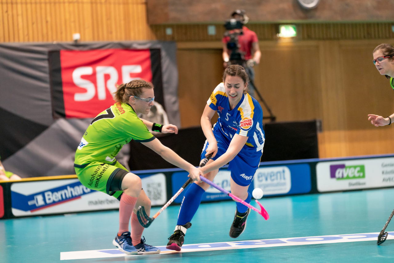 Ruebisbach (Kloten), 30.03.2019, Unihockey Damen NLA Playoffs 1/2-Final Spiel 1, Kloten-Dietlikon Jets - Unihockey Berner Oberland, Andrea Gämperli (Nr. 5, Kloten-Dietlikon Jets) mit einem Abschlussversuch
(Claudio Schwarz, unihockey-fotos.ch)
Copyright: Claudio Schwarz, unihockey-fotos.ch – Dieses Bild wurde durch swiss unihockey lizenziert und darf ausschliesslich auf den Online-Kanälen von swiss unihockey verwendet werden. Die redaktionelle oder kommerzielle Nutzung durch Dritte (Medien, Vereine, Unternehmen oder Privatpersonen) per Download von diesem flickr-Account ist ausgeschlossen. Das Bild kann bei Interesse via unihockey-fotos.ch kostenpflichtig lizenziert werden. unihockey-fotos.ch behält sich vor, fehlbaren Medien, Vereinen, Unternehmen oder Privatpersonen Bilder mit einem Zuschlag in Rechnung zu stellen.