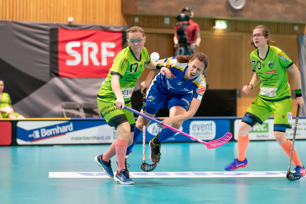 Ruebisbach (Kloten), 30.03.2019, Unihockey Damen NLA Playoffs 1/2-Final Spiel 1, Kloten-Dietlikon Jets - Unihockey Berner Oberland, Andrea Gämperli (Nr. 5, Kloten-Dietlikon Jets) mit einem Abschlussversuch
(Claudio Schwarz, unihockey-fotos.ch)
Copyright: Claudio Schwarz, unihockey-fotos.ch – Dieses Bild wurde durch swiss unihockey lizenziert und darf ausschliesslich auf den Online-Kanälen von swiss unihockey verwendet werden. Die redaktionelle oder kommerzielle Nutzung durch Dritte (Medien, Vereine, Unternehmen oder Privatpersonen) per Download von diesem flickr-Account ist ausgeschlossen. Das Bild kann bei Interesse via unihockey-fotos.ch kostenpflichtig lizenziert werden. unihockey-fotos.ch behält sich vor, fehlbaren Medien, Vereinen, Unternehmen oder Privatpersonen Bilder mit einem Zuschlag in Rechnung zu stellen.
